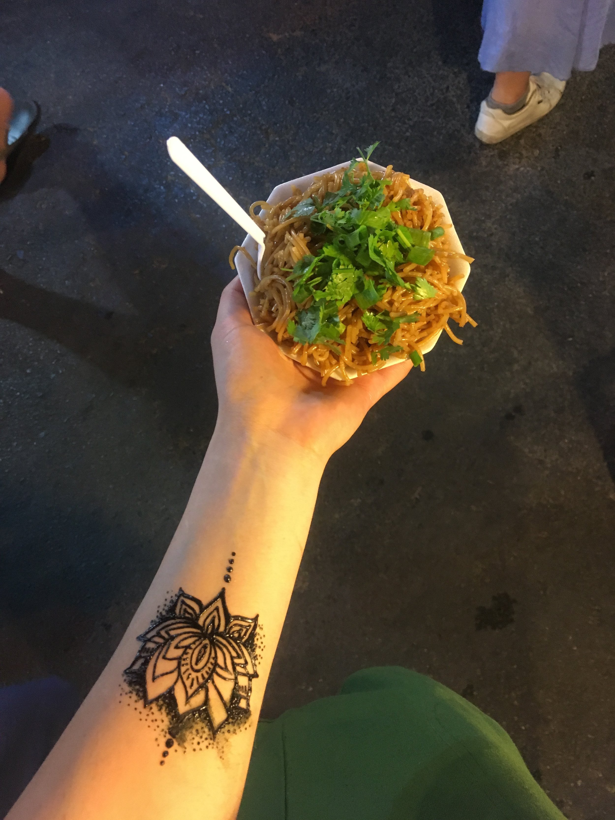 Stir fried rice noodles -&nbsp;10 BAHT = $0.32 USD (and henna!)