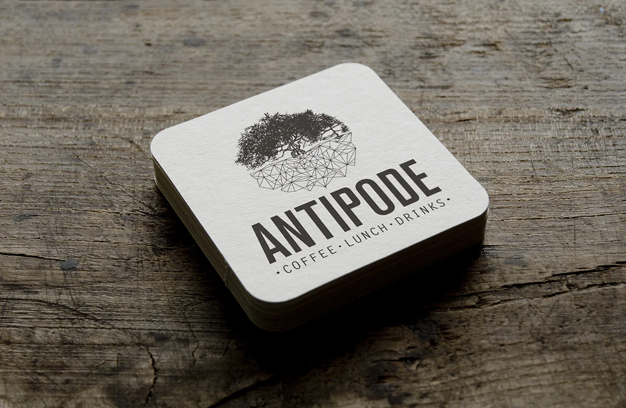  Simplificada la idea para poder llevarla a todos los soportes donde debía implementarse, y elegidos los elementos que debían ayudar a comunicar conceptos como -singularidad y opuestos-, el proyecto se materializó en esta identidad visual y así como 