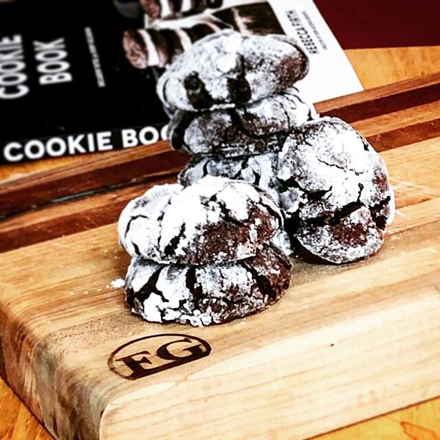 Dark Chocolate Sumatra Crinkle cookies. I haven&rsquo;t had nearly enough time to use @displacedhousewife&rsquo;s Cookie Book. 70% cacao, plus @foxhollercoffee Sumatran.
▫️
▫️
▫️
#weekendbaking #cookies🍪 #thecookiebook #displacedhousewife #crinkleco