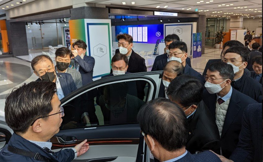 Hyundai executives look at ekoa doorspear in the Palisade.jpg