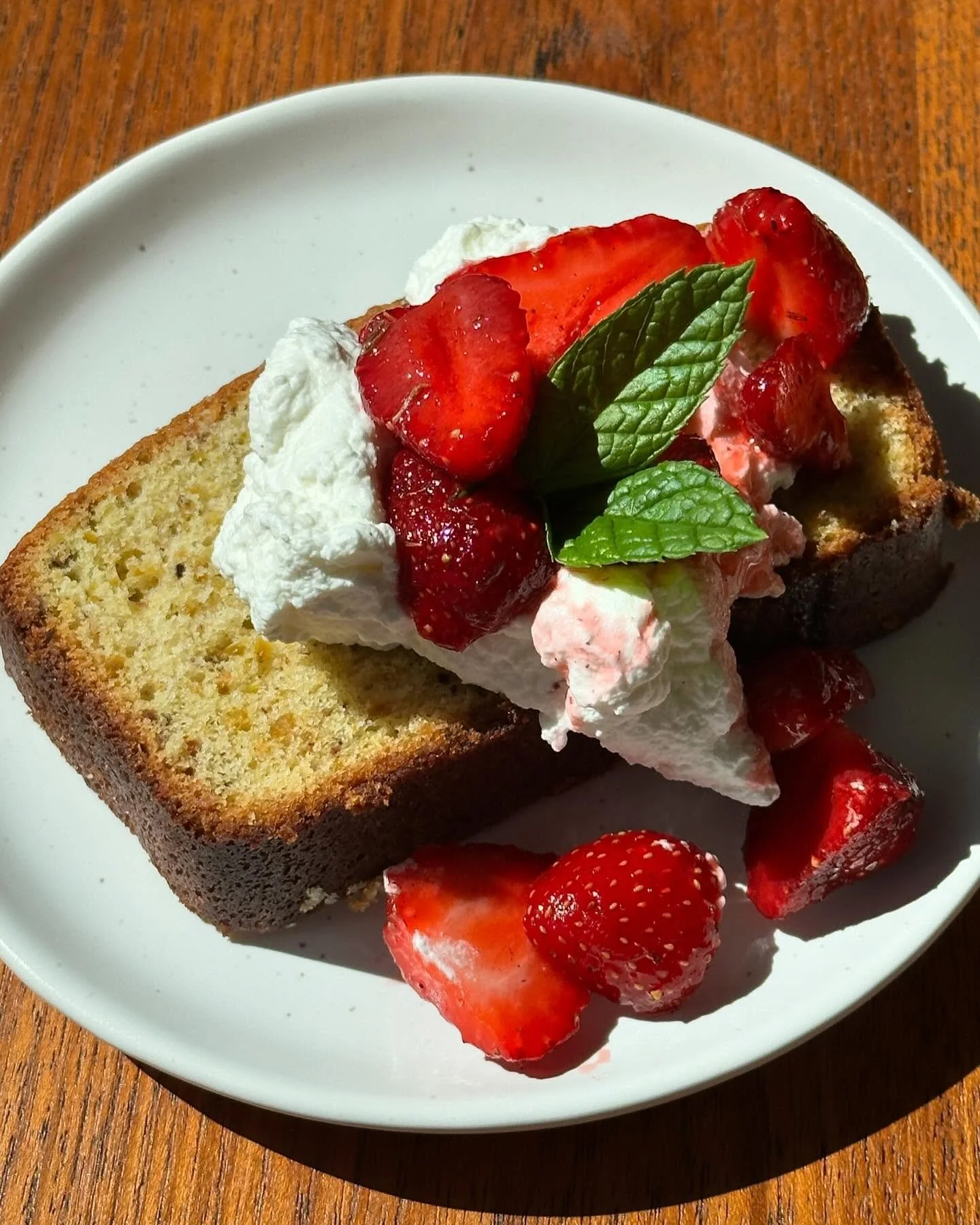 from june: pistachio poundcake with fresh from the garden strawberries and lavender vanilla sugar 💌 i still have half a pound cake in the freezer so must eat this again soon!!
&bull;
&bull;
#strawberrypoundcake #pistachios #pistachiopoundcake #straw