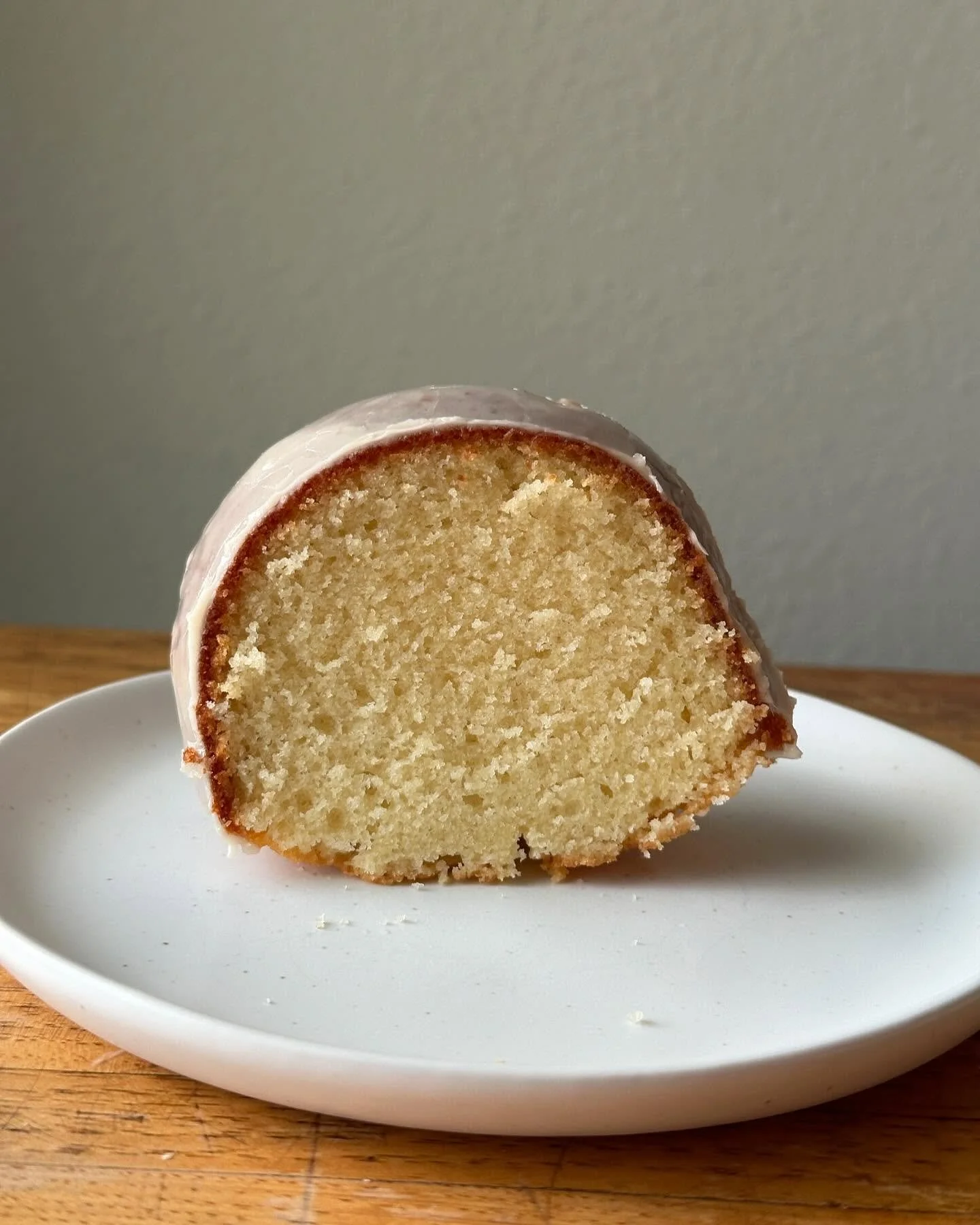 vanilla bundt cake with vanilla glaze for @koobiegram 🤍 i am obsessed with cake i want to eat it with every meal