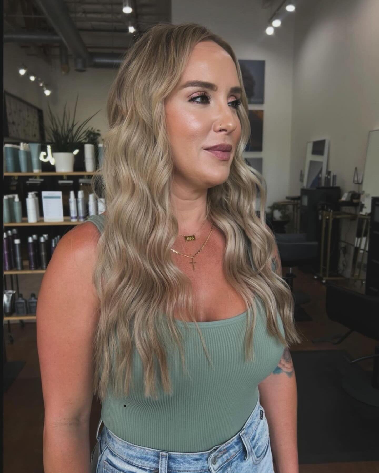 SWIPE FOR THE COLLAB &gt;&gt; 
・・・
B A B E  A L E R T💥

2.5 rows of 20&rdquo; Flex Weft installed by me &amp; color by @hairbyyasamine 

We&rsquo;re loving this transformation..what about you?! 

Lets make those hair dreams a reality✨

#TribeSalonAn