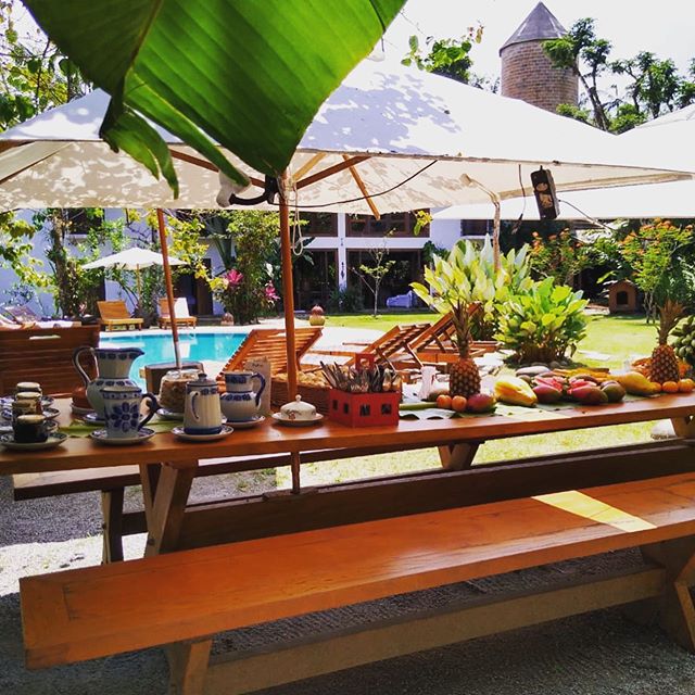 Caf&eacute; da manh&atilde; em dias lindos e ensolarados ao lado da piscina, em nossa mesa de picnic. Temos tamb&eacute;m! ☕️🍎🥐🧁🌞 Breakfast on beautiful, sunny days by the pool at our picnic table.  We have too! ...
#estalagemcamburi #guesthouse 