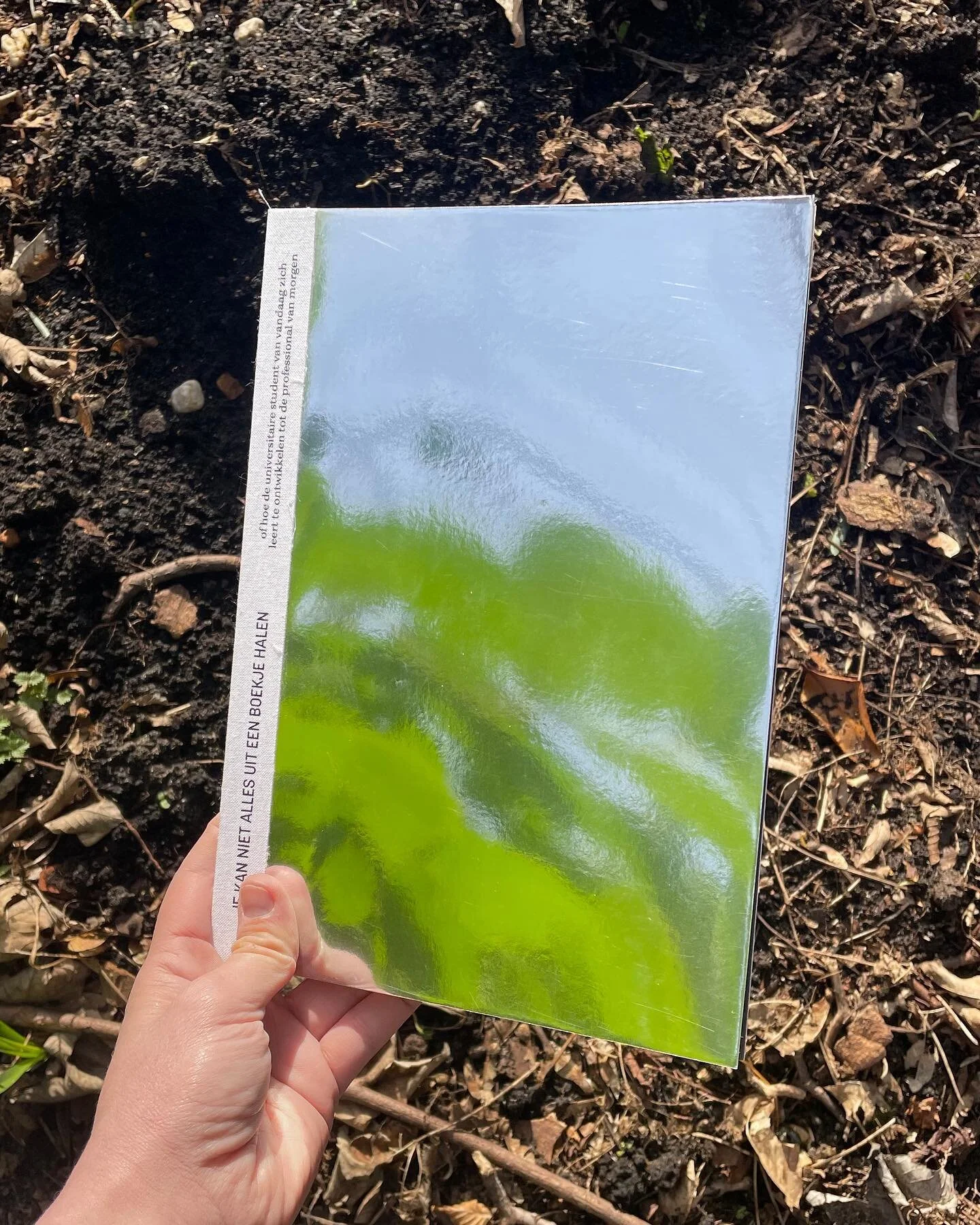 A book about looking beyond the books. Students are asked to look at themselves, and learn what motivates them. How to become autonomous professionals?

Inventory about a teaching method developed for Radboud University by Mariska Kleemans. Story tel