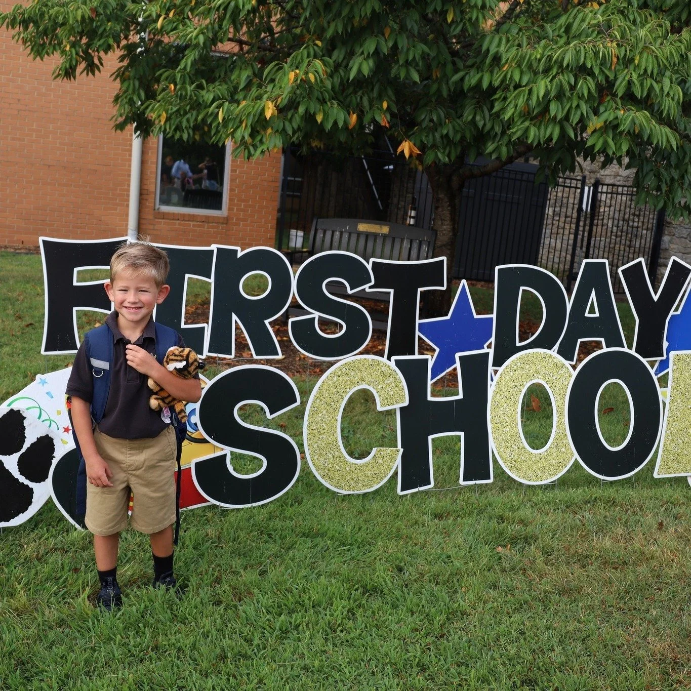 SMILES ALL AROUND...smiling students, smiling staff, and smiling parents! Tigers are ready for an incredible school year! 🎉📚Thank you to our Home and School Association for the Welcome Back Breakfast!
