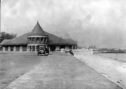 Burnham & Root’s Jackson Park Refectory Building, ca. 1910. Chicago Park District Records: Photographs, Special Collections, Chicago Public Library.