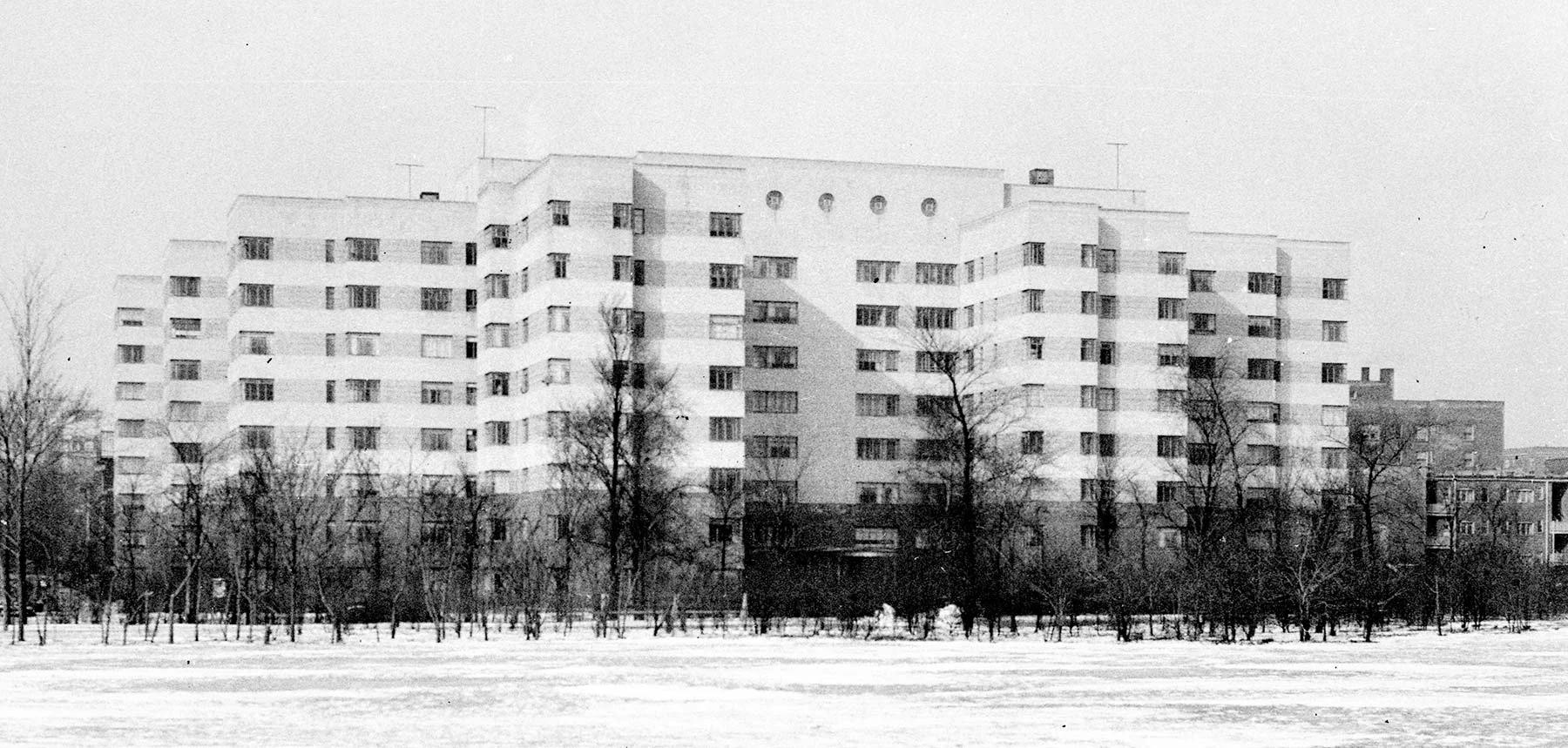 Touted as “ultra-modern,” units in the Marine Drive Apartments had lots of natural light and ventilation and great views of Lincoln Park. 5040 N. Marine Dr., Chicago, IL, 1939. Oman & Lilienthal, architect. Earl H. Reed, photographer. Historic Architecture and Landscape Image Collection, Ryerson and Burnham Archives, The Art Institute of Chicago. Digital File #U527952.
