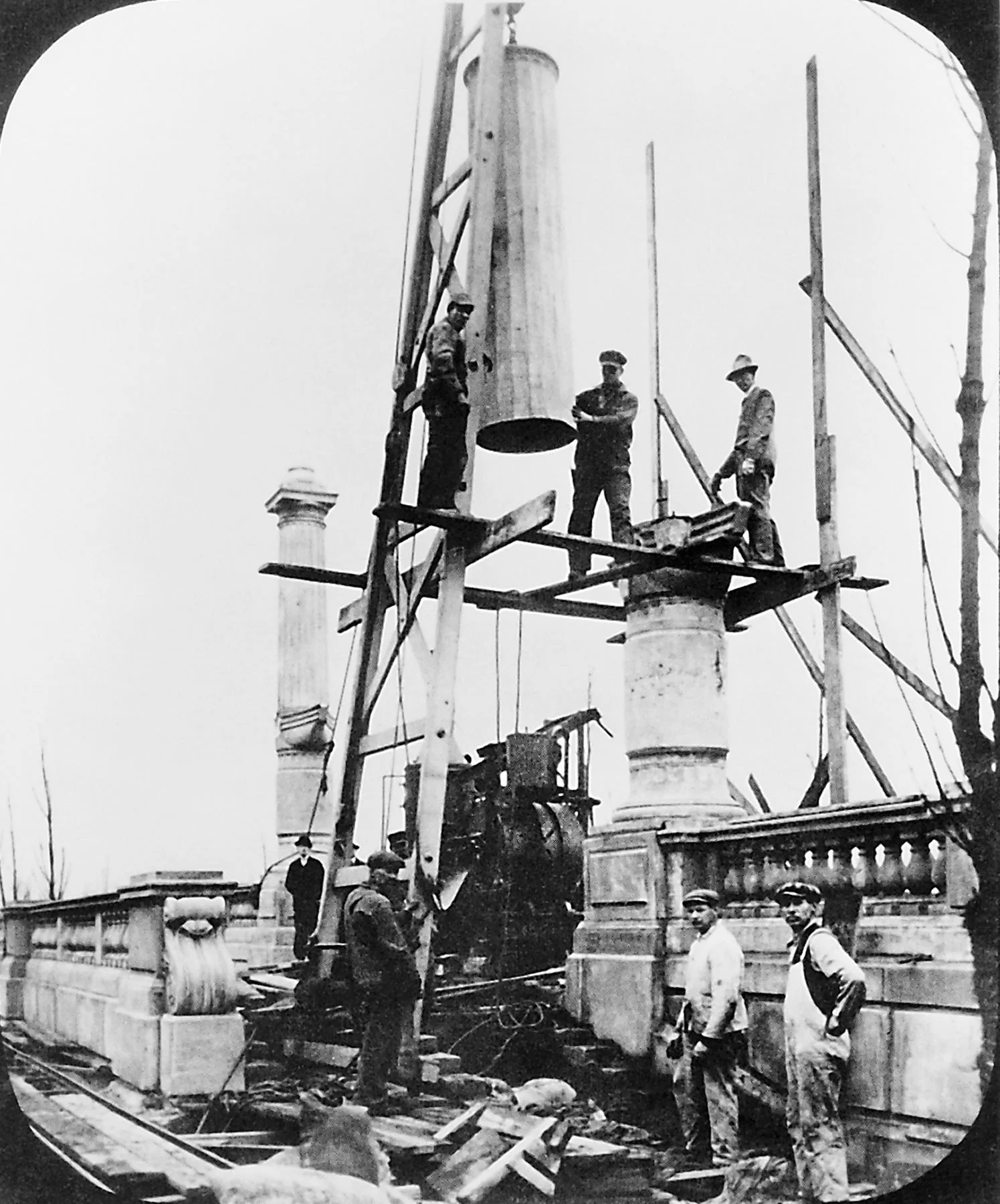 Construction of balustrades and rostral columns, 1918. Chicago Park District Records: Photographs, Special Collections, Chicago Public Library.