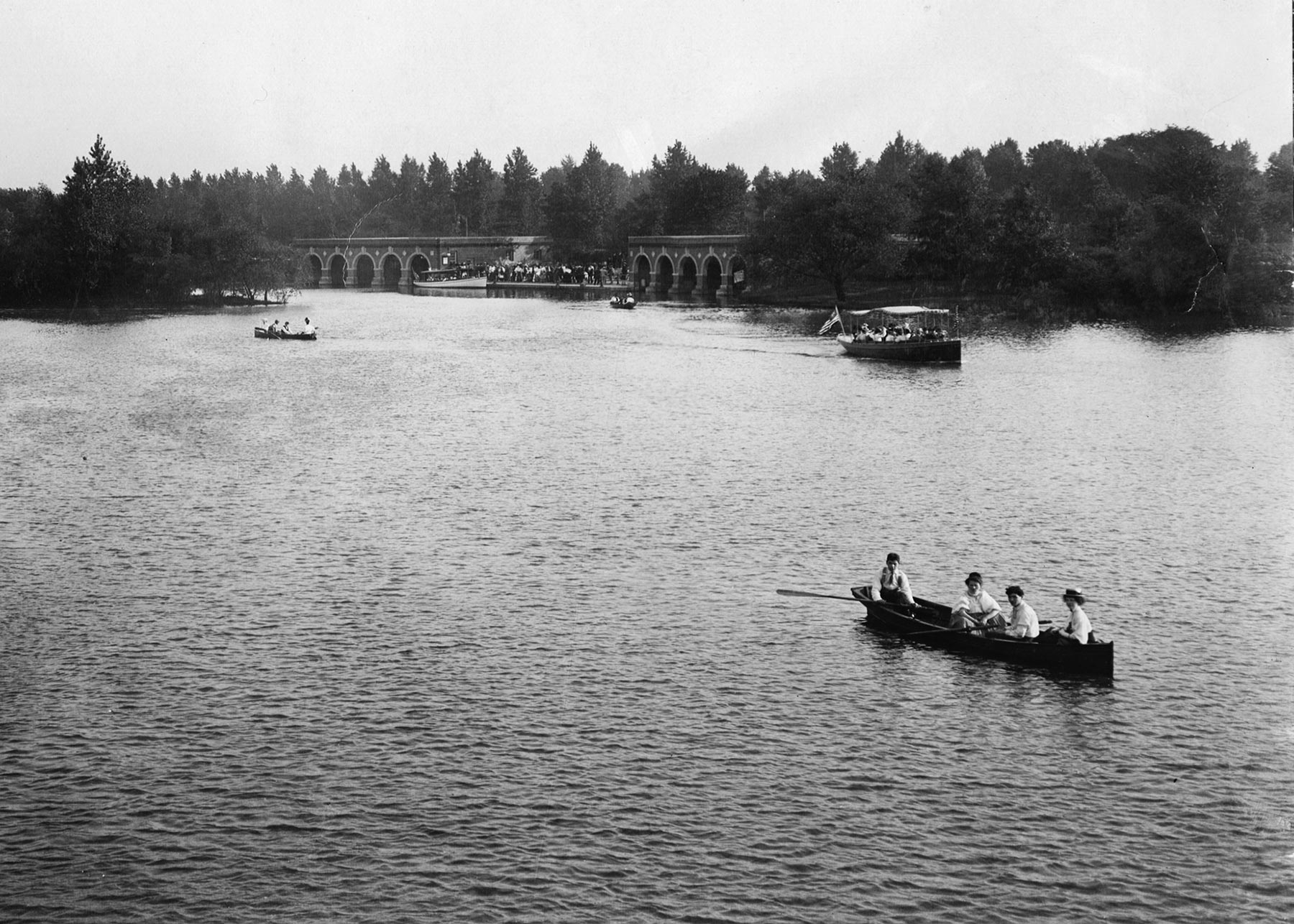 View of Jackson Park’s West Lagoon with the arched electric launch boathouse in the background, ca. 1910. Courtesy of Chicago History Museum, LSW-i29467
