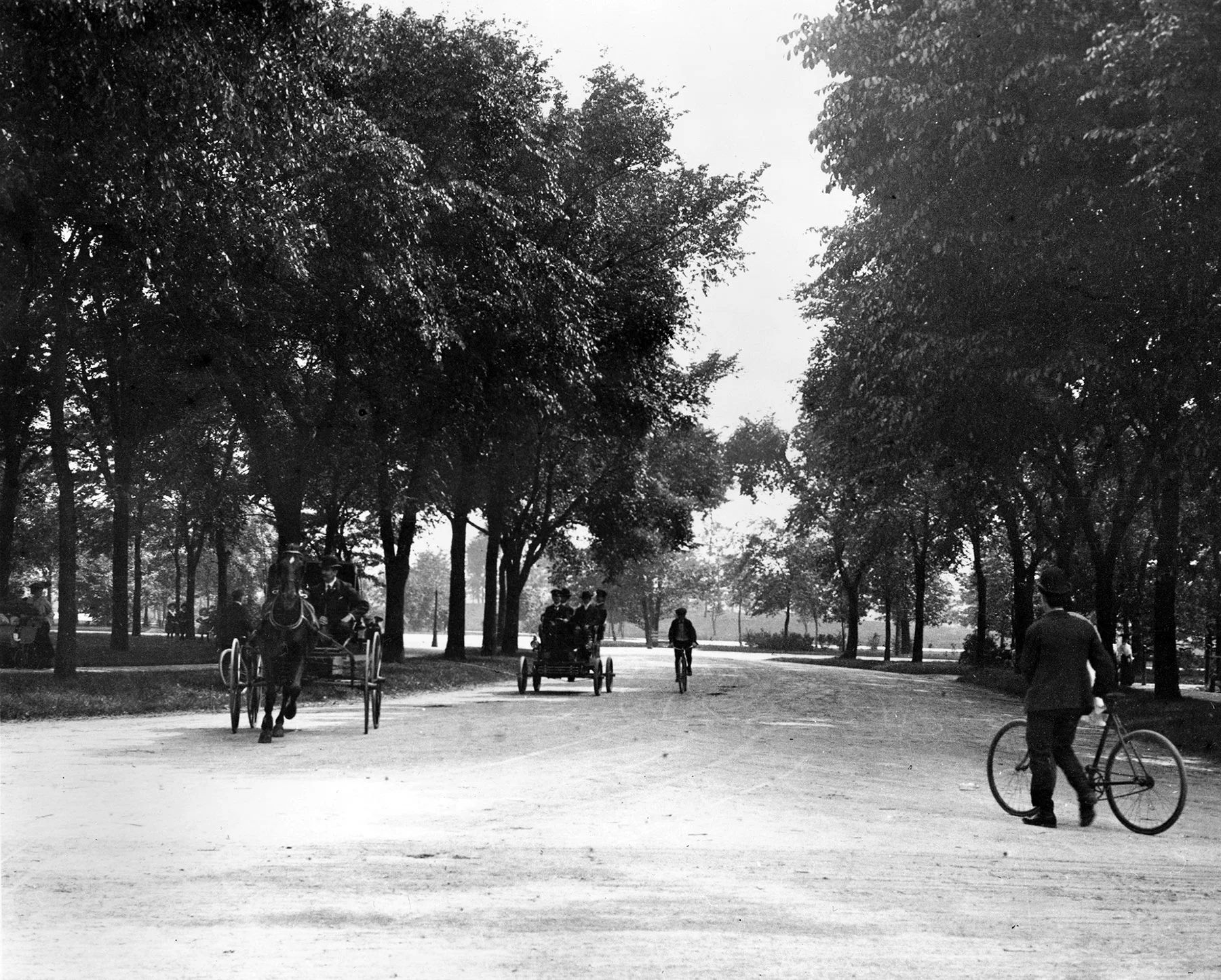 By the mid-1890s, bicycles often shared park roads with horses and carriages, as shown in this photo of Garfield Park, ca. 1895. Courtesy of Chicago History Museum iCHi-51168.