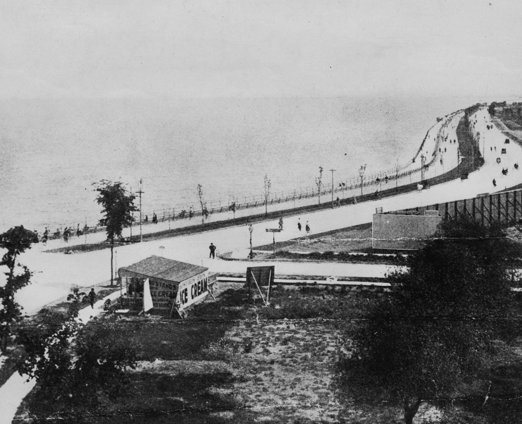 This stretch of Sheridan Road (now Lake Shore Drive), north of Belmont Avenue, included one of Chicago’s earliest lakefront bicycle paths, ca. 1900. Courtesy of Chicago History Museum iCHi- 17819.