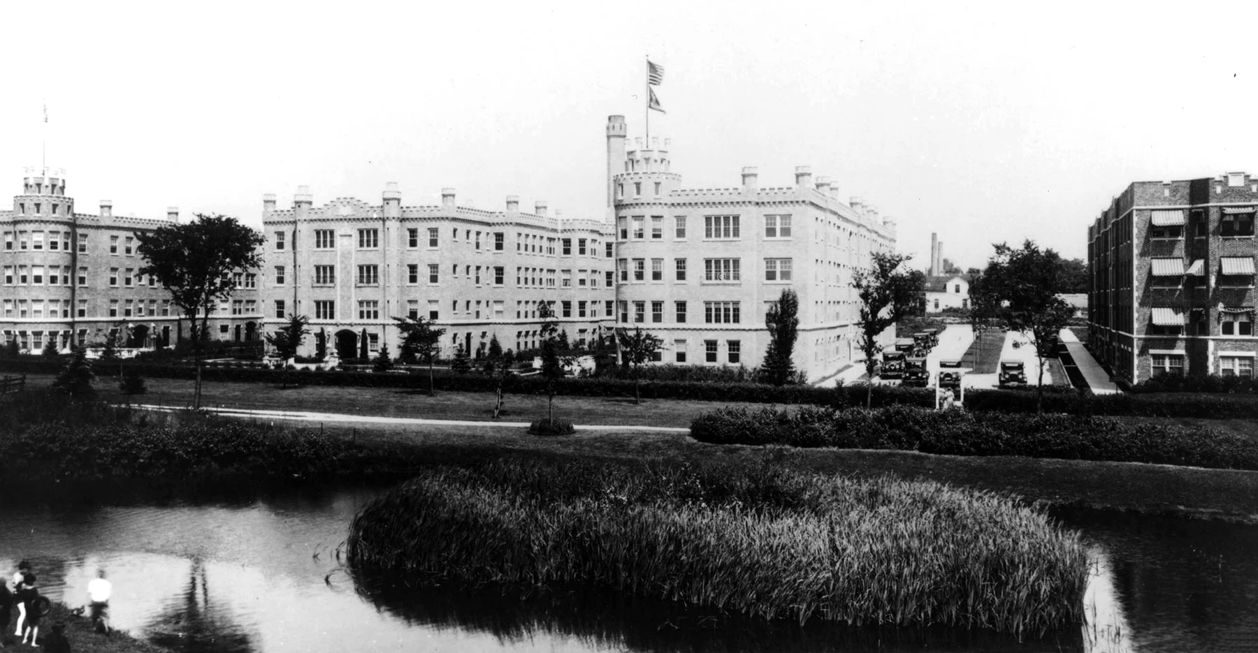 View of Park Castles, Park Manor, and east end of Indian Boundary Park, ca. 1930. Courtesy of Rogers Park West Ridge Historical Society, P045-0101.