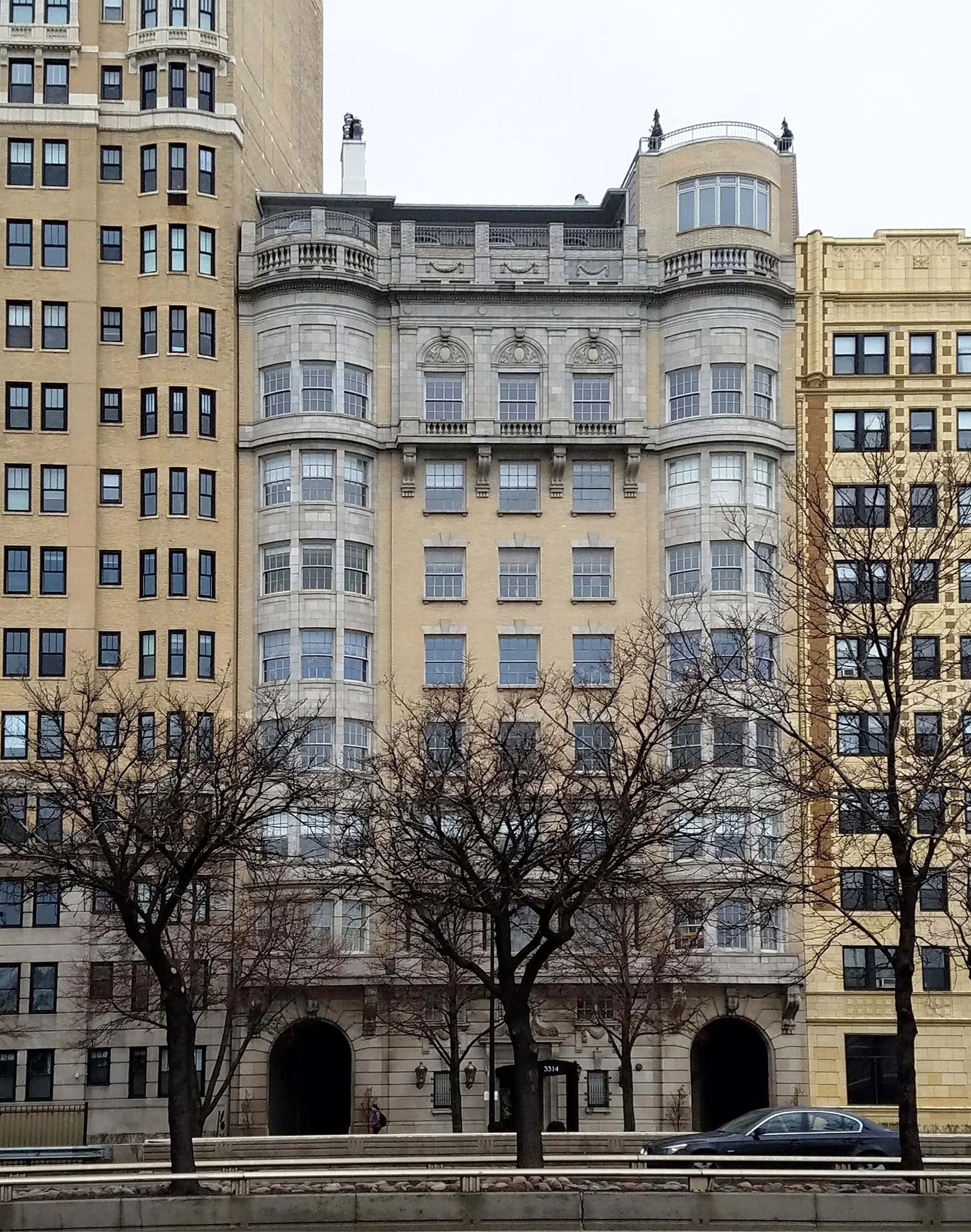 L.G. Hallberg, Jr., produced this luxury apartment building at 3314 N. Lake Shore for businessman Charles B. Smith. Photo by Julia Bachrach.