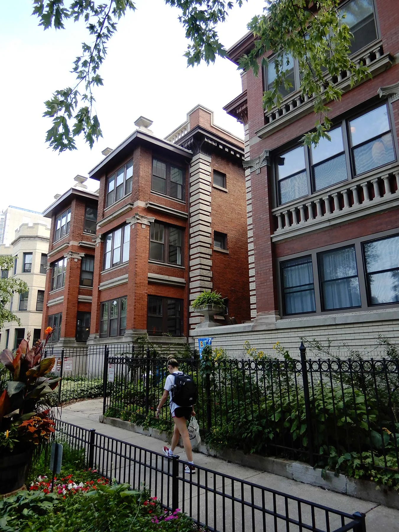 Sandegren-designed apartments at 813-819 W. Buena Avenue. Photo by Julia Bachrach.