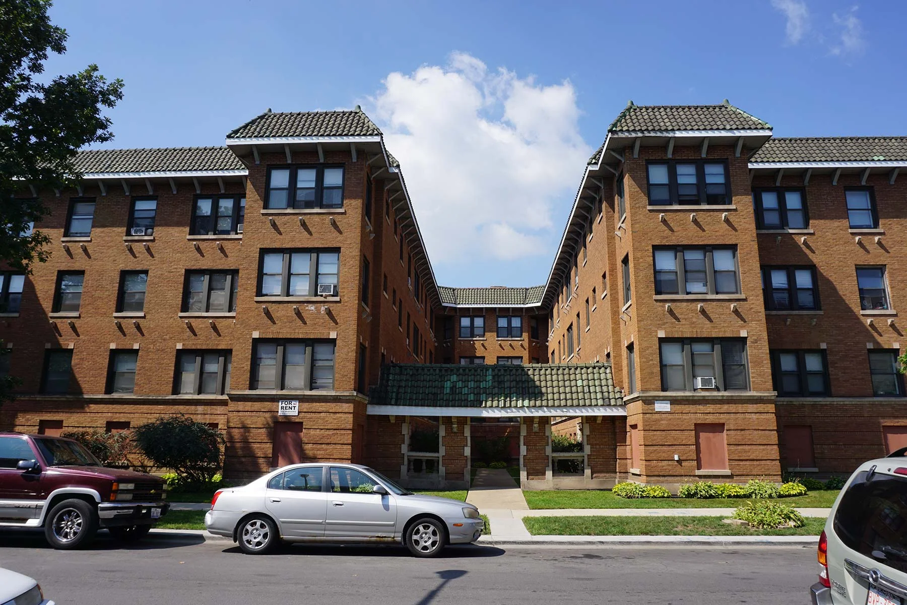 Lund-designed courtyard building at 6700-6710 S. Merrill Avenue. Photo by Julia Bachrach.