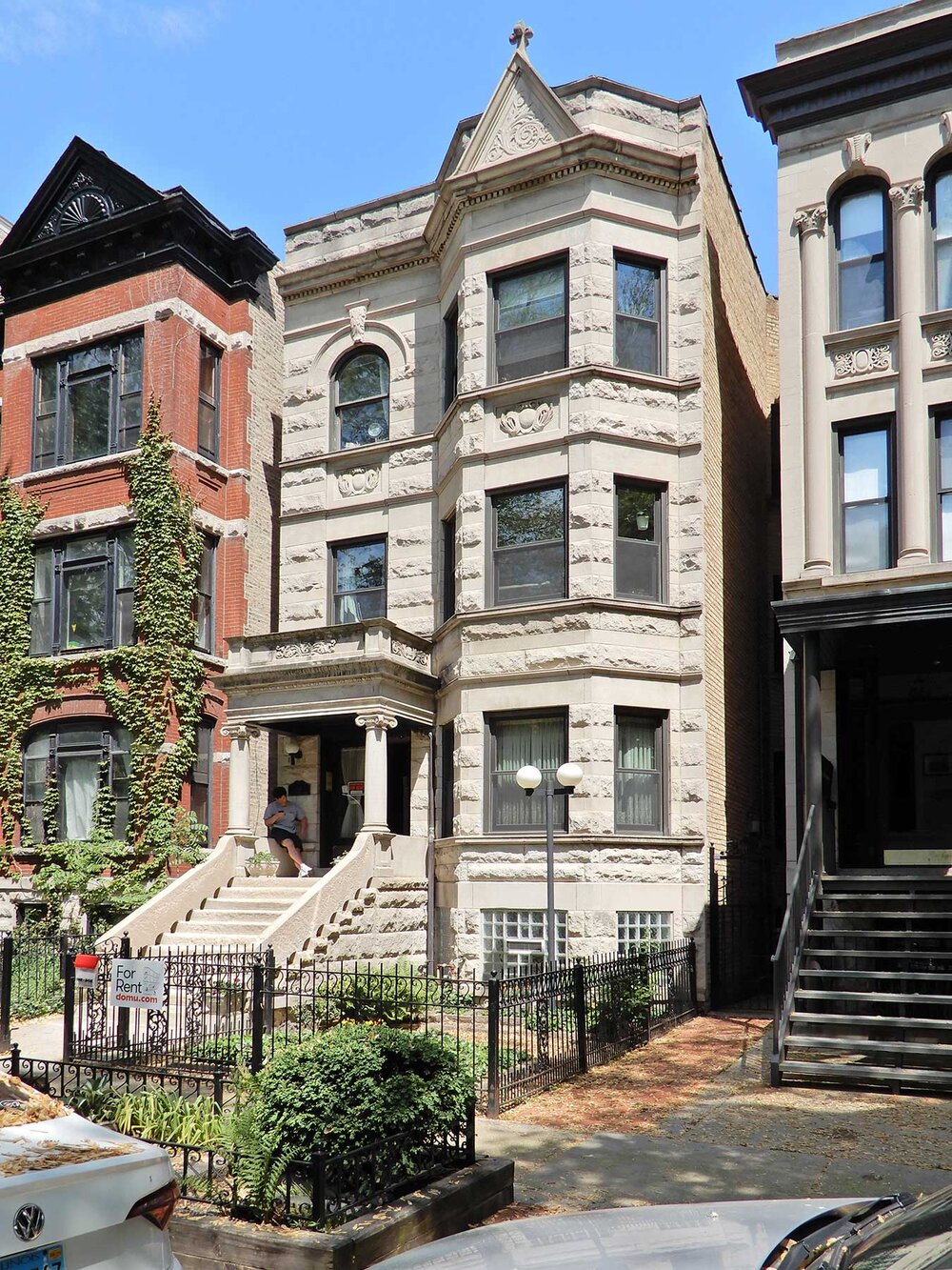 Alexander L. Levy designed this Greystone three-flat at 714 W. Briar Place in 1904. Photo by Julia Bachrach.