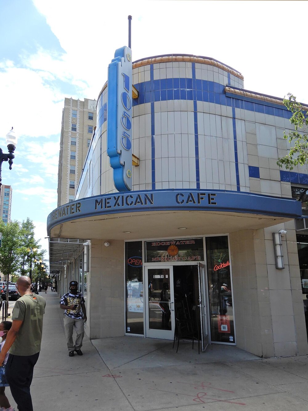 Alexander L. Levy designed this 1935 storefront block at 1055 W. Bryn Mawr Avenue, directly west of the Bryn Mawr Apartment Hotel. Photo by Julia Bachrach.