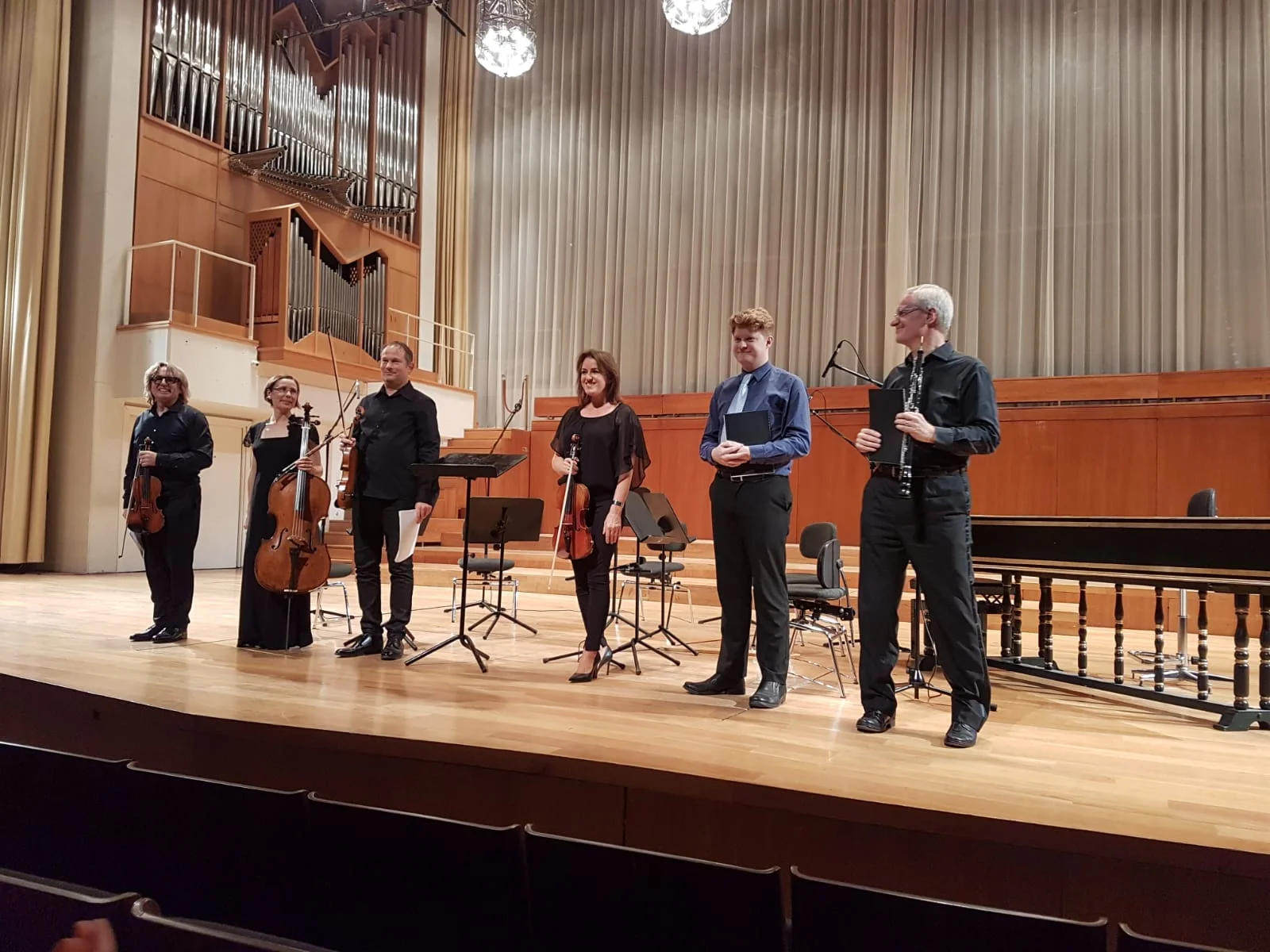 On stage with the IDRS performers - from L to R: Peter Biely (Vln I), Kathleen Balfe (Vc.) Andreas Theinert (Vln II), Hanna Nisonen, Vla, Michael Small, and Jonathan Small, Ob.