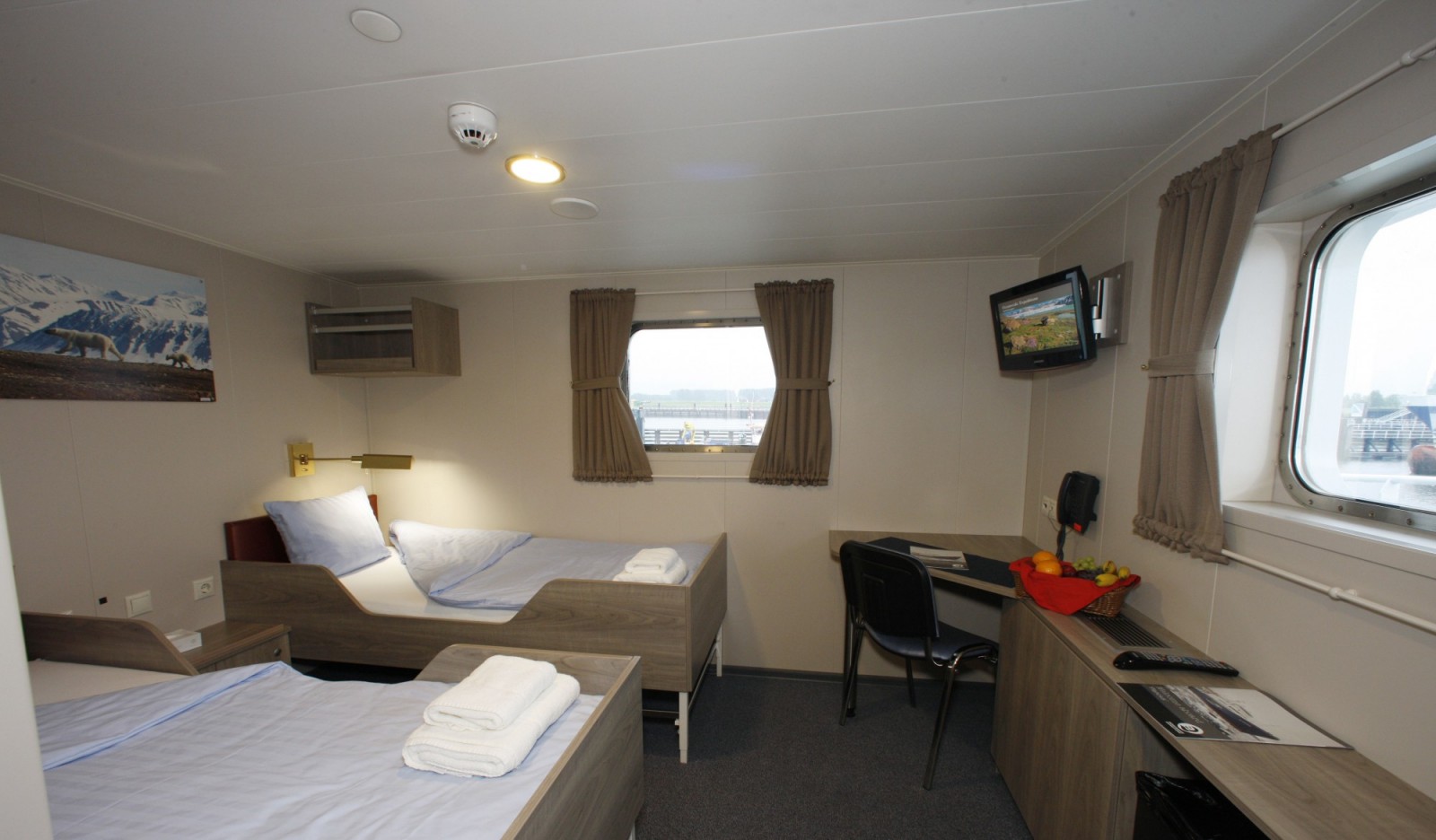 twin deluxe cabin