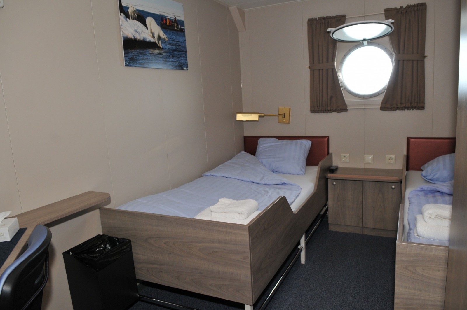 twin porthole cabin