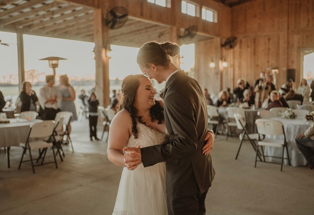 Mr. &amp; Mrs. Miller 😍✨

📸 @cedarrelics