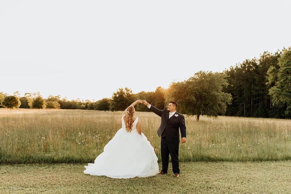 Happy Friday! ✨ Here&rsquo;s another gorgeous shot of Micah &amp; Dakota&rsquo;s wedding day by @wildlands.photo 😍