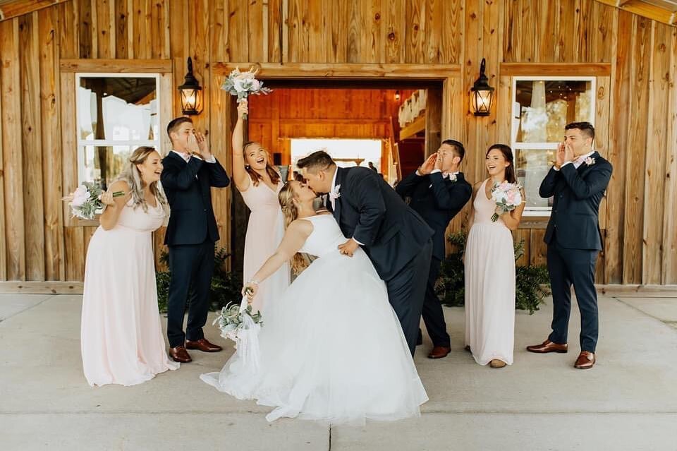 We love a fun bridal party! ✨