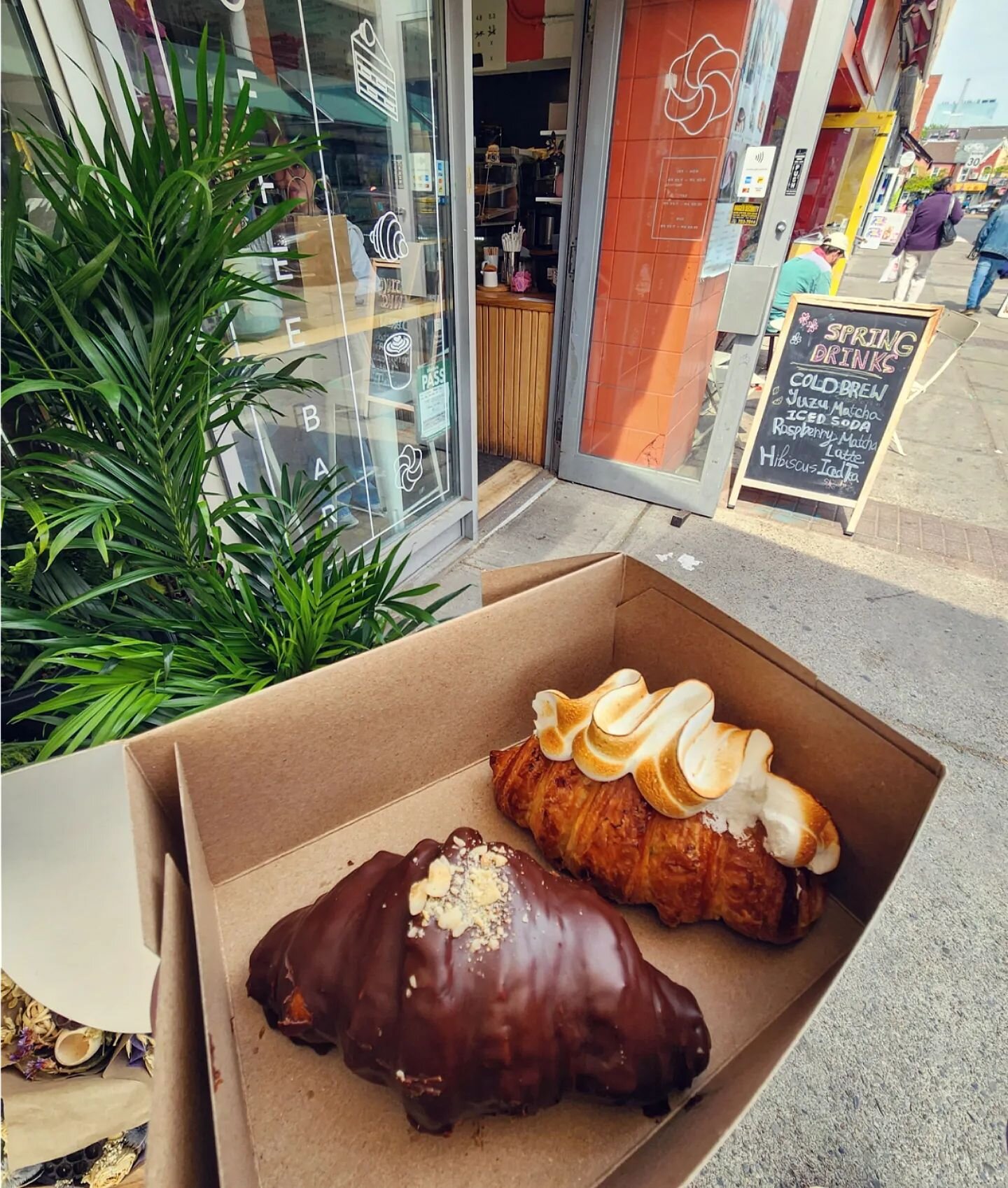 A couple of croissants to-go 🥐✨️ @littlepebblesto 💖
.
.
.
.
.

#food #foodie #foodpics #foodporn #yelpelite #yelp #millennial #brampton #pastry #croissant #bakery #dessert #mississauga #toronto #torontofood #lifestyle