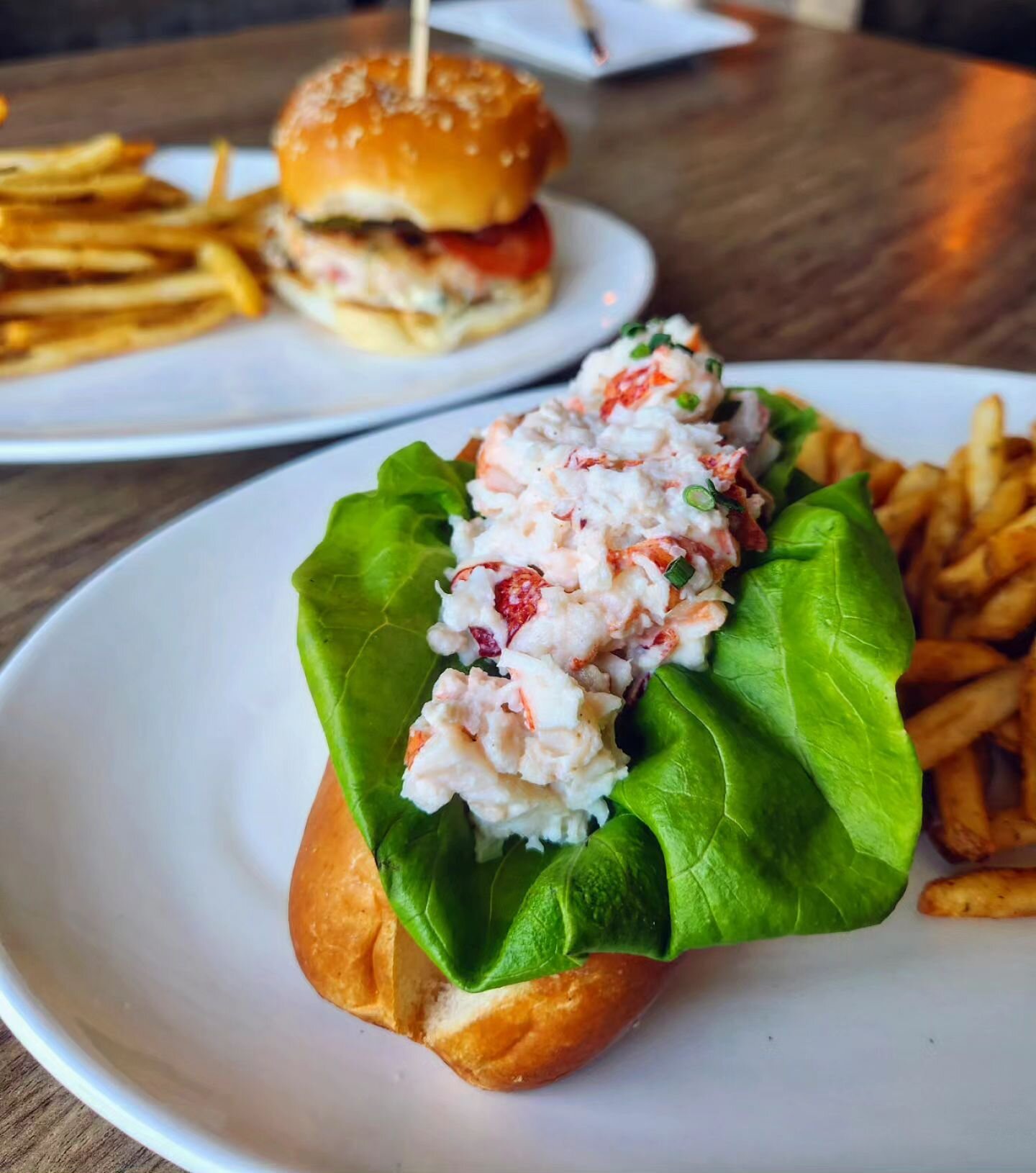 Classic Lobster roll and Lobster burger from @lobsterburgerbar 🦞🍔
.
.
.
.
.
#food #foodie #foodpics #lobster #torontorestaurants #burger #seafood #yelpelite #yelp #brampton #mississauga #toronto #torontofood #lifestyle