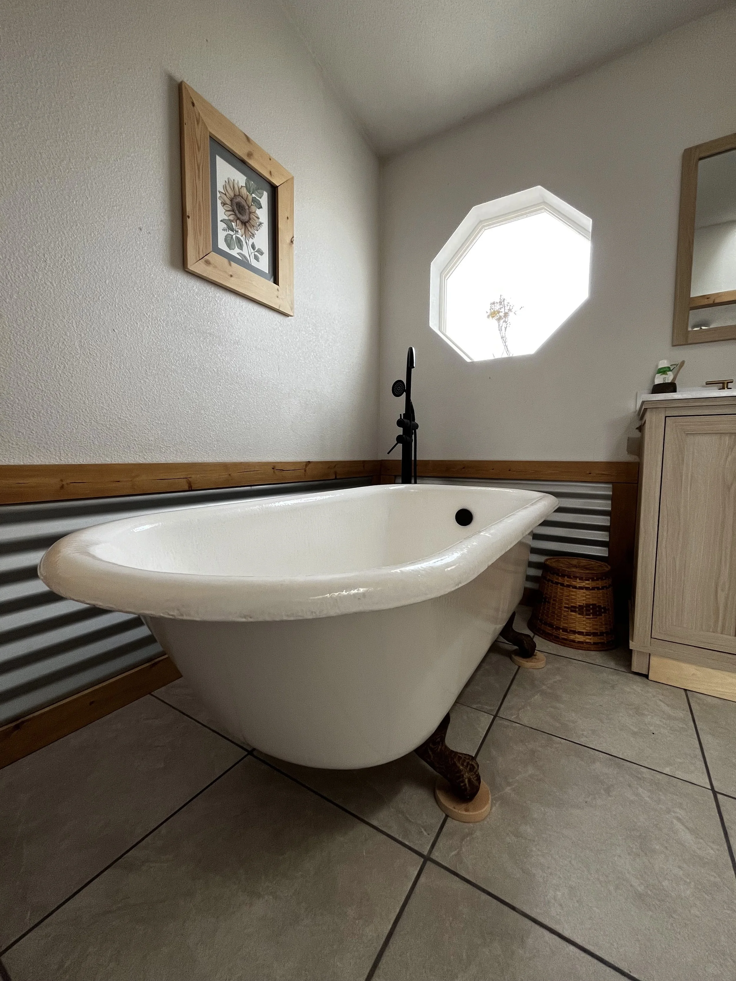 23 Master bath 3.JPG