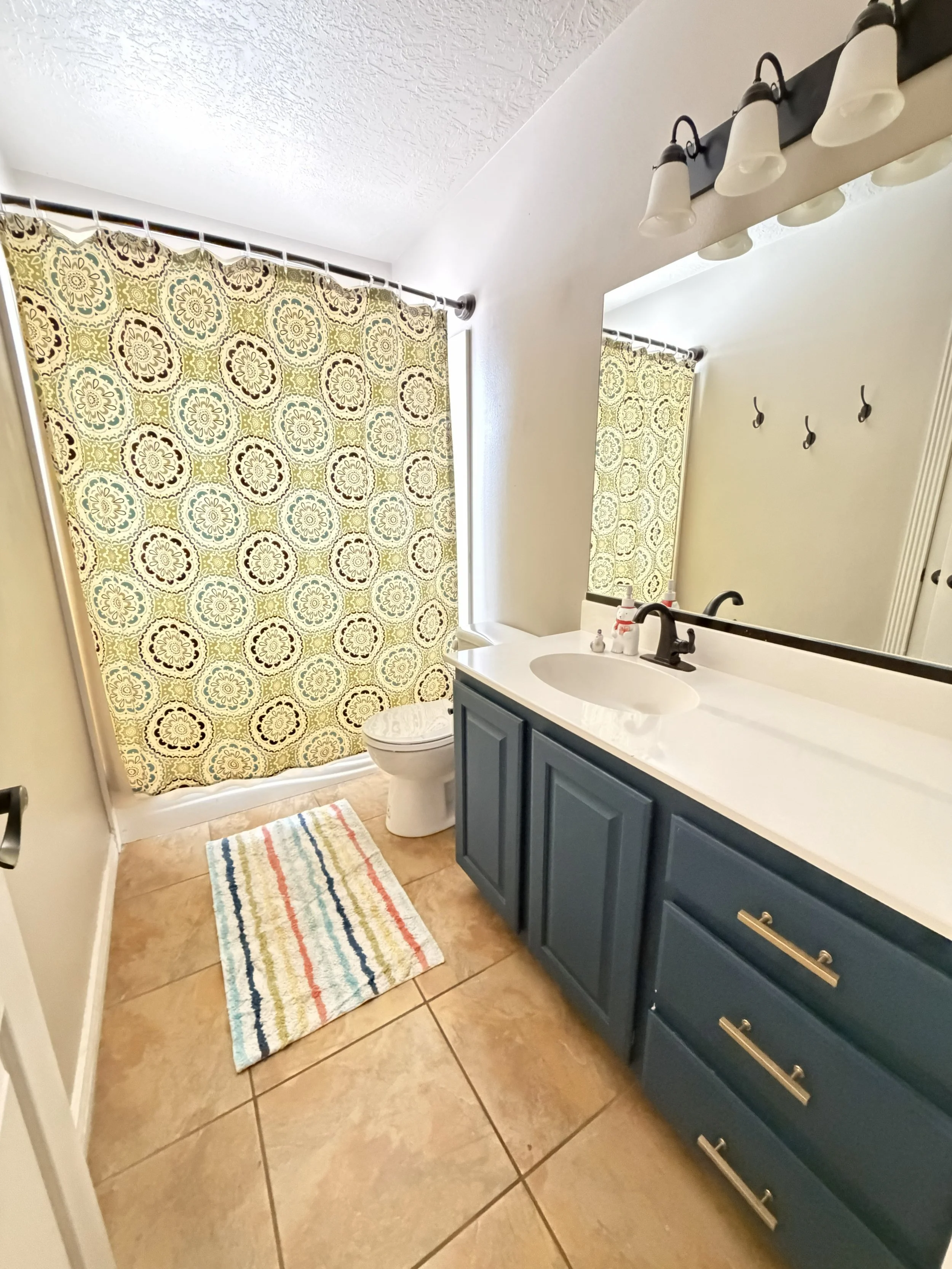 22 Upstairs Bath1.jpg