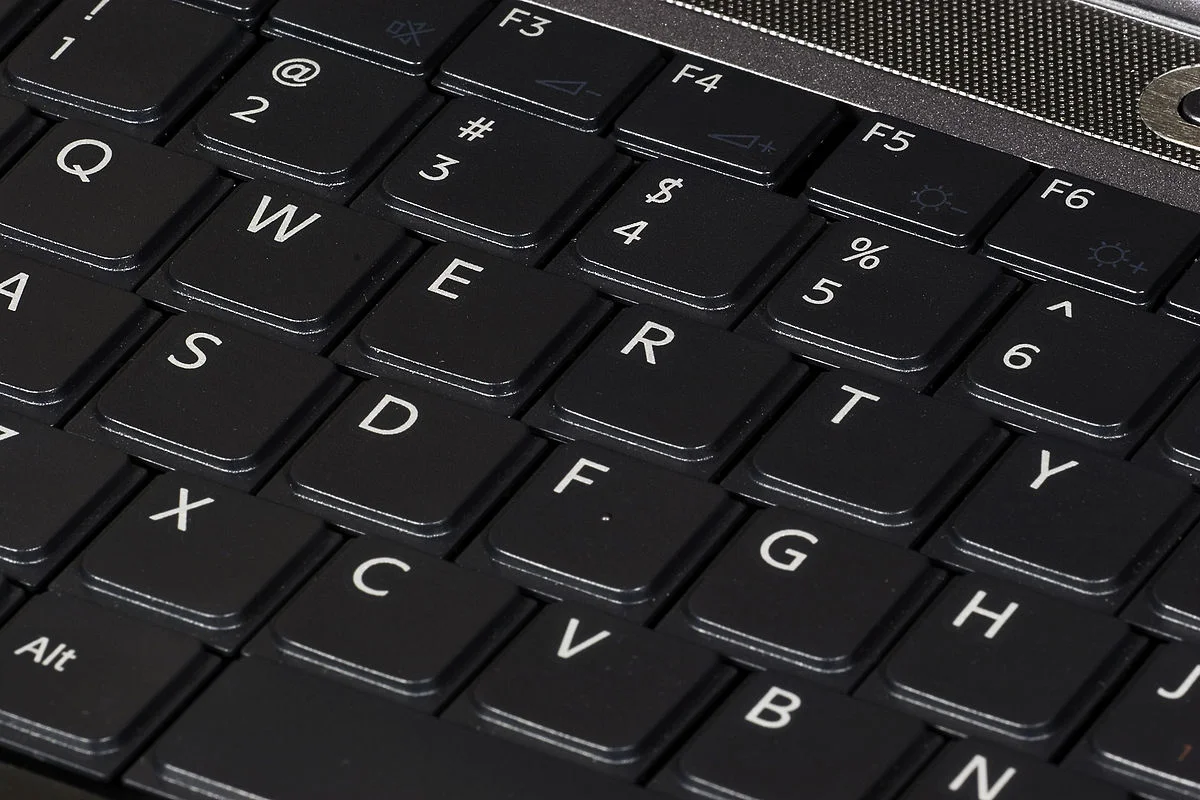 1200px-QWERTY_keyboard.jpg