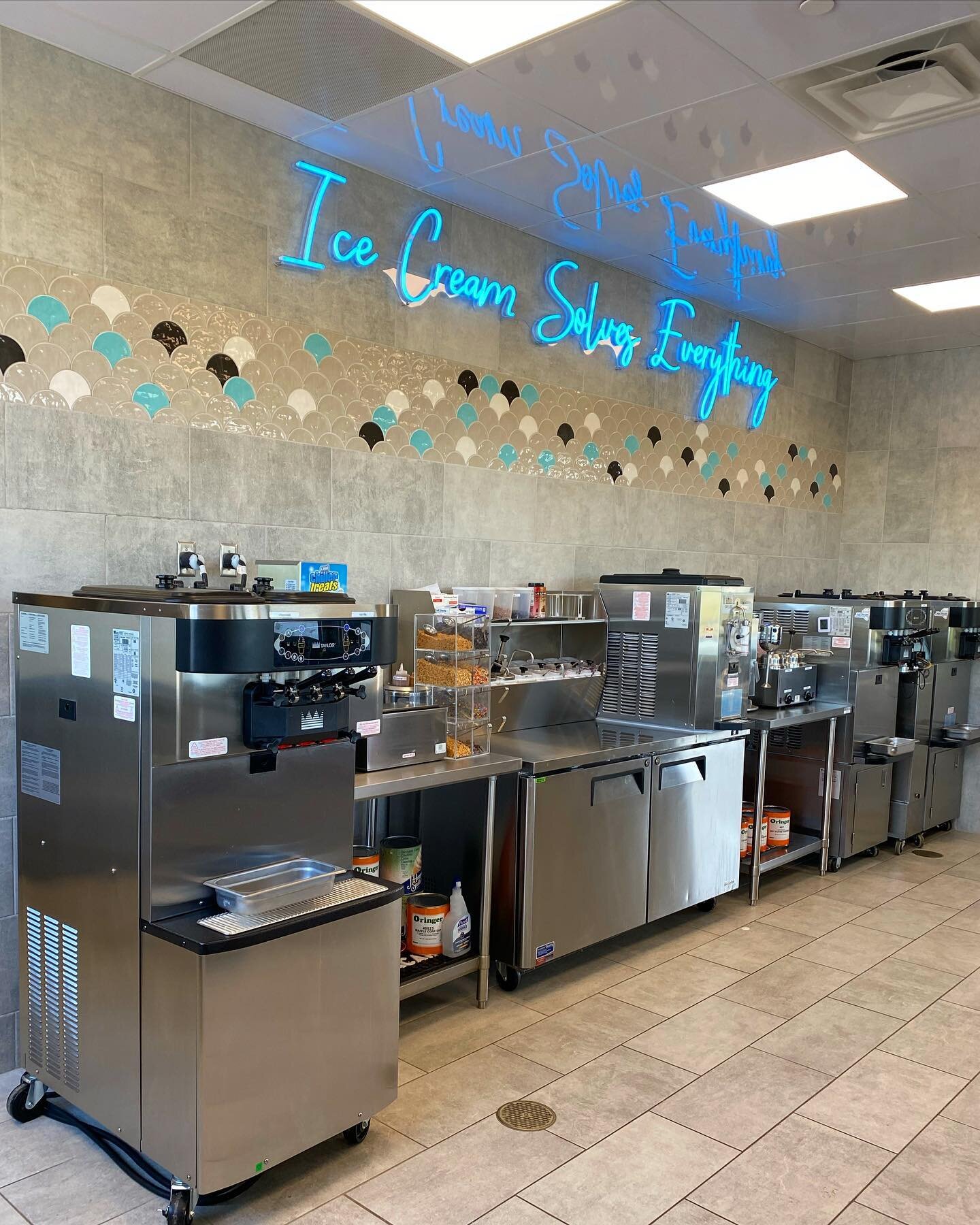 In the Syracuse area?? Check out this beautiful new ice cream shop!! @little_jammers_ice_cream #icecream #syracuse #softserve #taylormakesthebestsoftserve #coolchiller #flavorburst #sundae #milkshakes