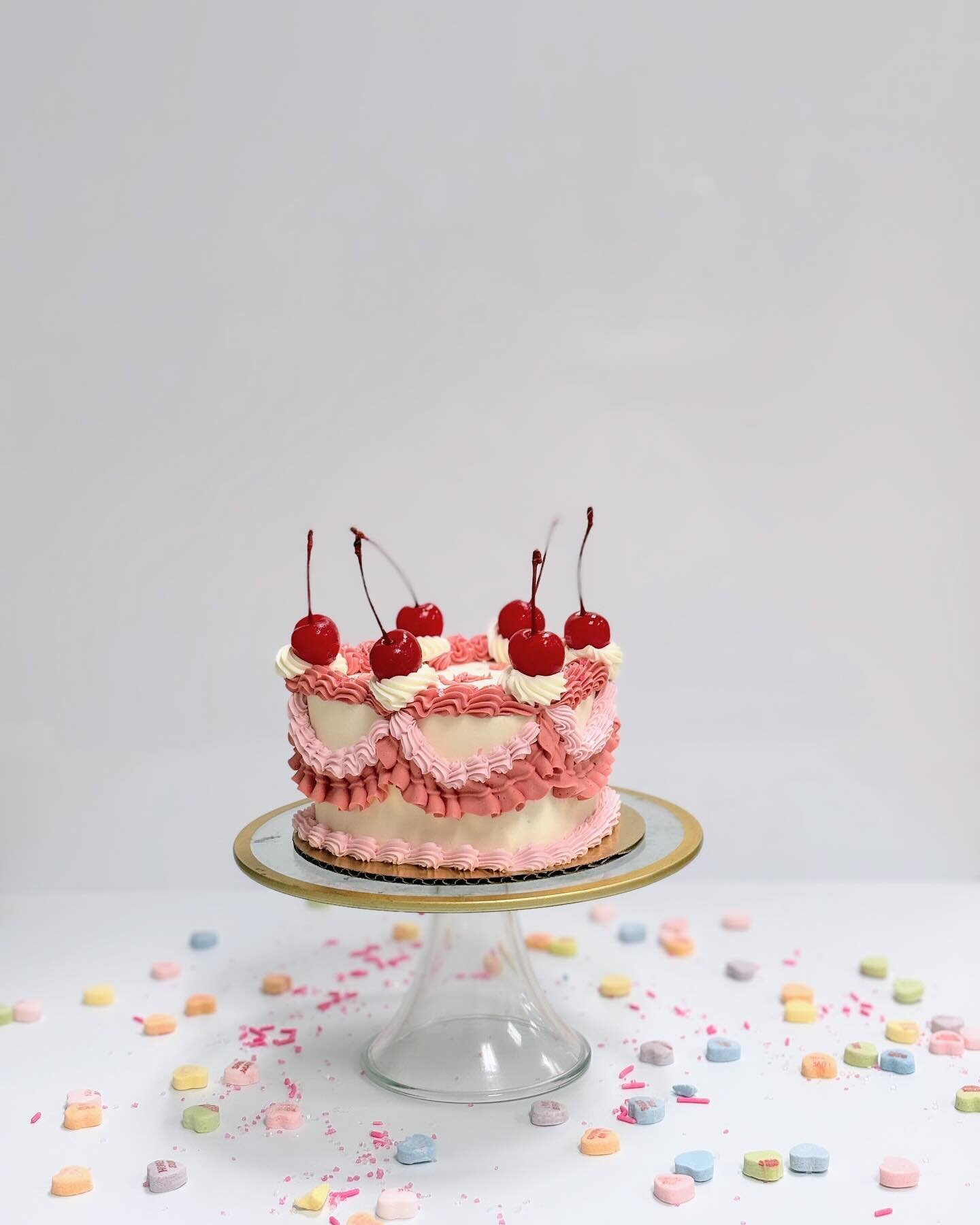Whether with a pal, partner or on your own, this cake is perfect for sharing (or not!). Available now in our online shop! Swipe for the matching ruffled cupcakes 🩷
