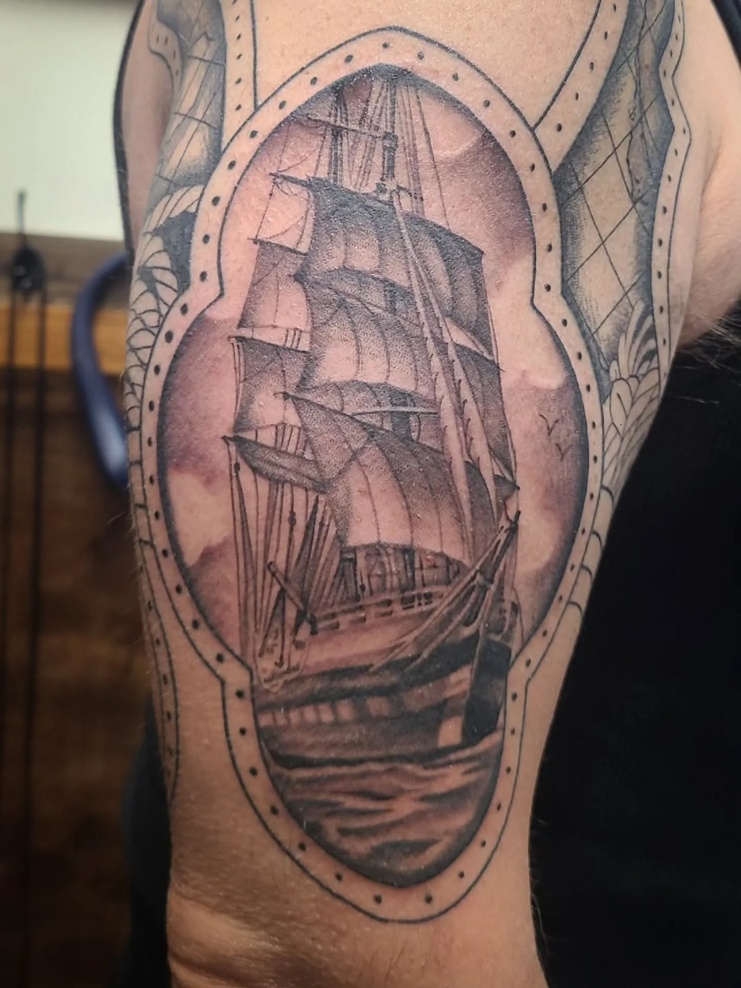 Come get your ship rocked
•
#drvodkatattoos #americantattoostudios #blackandgreytattoo #shiptattoo #framed #realistictattoo #ohiotattooers #clevelandtattooartist #lakewoodtattoo #cle