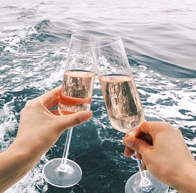 🥂HAPPY FRENCH FRIDAY🥂 come in and enjoy a complimentary glass of bubbles with any of our services, contact the salon or book online via the link in our bio 💋