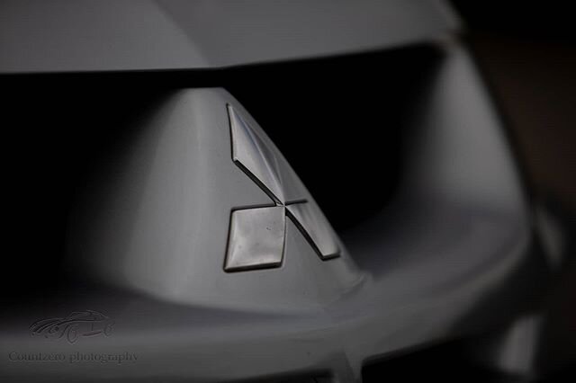 #evo #carporn #carguysbelike #automotivephotography #mitsubishi #blackandwhite #monochrome #badge #cardetails