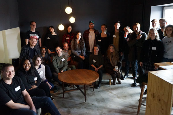 Master 2017 gjengen på en workshop i Berlin med tyske bransjefolk. Master er et skreddersydd program for unge, profesjonelle aktører i norsk musikkbransje. Programmet er for deg som har ambisjoner om en internasjonal karriere i musikkbransjen. 10 deltagere fra hele landet møtes gjennom hele 2018. Målsettingen er å skape nettverk og bygge kunnskap som gir deg internasjonale muligheter. Gjennom fem samlinger vil du få verdifull innsikt og ny kunnskap innenfor rettighetsforvaltning, pengestrømmer, strategiutvikling, digital marketing og nye forretningsmodeller og markeder. Du får møte sentrale aktører fra norsk og internasjonal bransje som vil dele sine erfaringer og nettverk, som gjør deg eksportklar. Programmet gjør deg bedre rustet til å lede et selskap og forvalte rettigheter og karrierer i Norge og internasjonalt. Gjennom programmet får du jobbe konkret med ditt selskap og dine prosjekter og få råd og veiledning av norske og internasjonale bransjeaktører og innovatører. Gjennom programmet får du jobbe konkret med ditt selskap og dine prosjekter og få råd og veiledning av norske og internasjonale bransjeveteraner og innovatører . Master er et program for bransjeaktører, men om du er manager, booking agent, publisher eller label har ikke noe å si. Programmet passer for deg som allerede jobber med artister og som ønsker å løfte karrieren din til et internasjonalt nivå. SØKNADSFRIST SØNDAG 14. JANUAR Send en kort søknad (den trenger ikke være mye mer enn en halv side) hvor du sier hvem du er, hva og hvem du jobber med og hva du ønsker å få ut av Master. Søknaden sendes til erlend@musicnorway.no . Har du spørsmål til programmet eller søknaden kan disse også rettes til Erlend. – Anbefaler enhver med ambisjoner om å søke masterprogrammet Andres Dahl som driver managementselskapet Paperclip i Bergen mener det var svært verdifullt å delta på Master 2017 – Music Norways masterprogram har vært en lærerikopplevelse som har styrket nettverket mitt i både Norge og utlandet. Programmet har gitt meg og mitt selskap betydelig forretningsmuligheter. Jeg anbefaler en enhver med ambisjoner i musikkbransjen til å søke dette programmet. Bookingagent i Atomic Soul «Kess» Jurjevna er enig med Dahl. – Det har vært utrolig lærerikt å være med på masterprogrammet. I tillegg til å utvide det internasjonale nettverket og styrke min kompetanse, har jeg og blitt kjent med de andre norske aktørene som har deltatt, noe som har vært minst like givende. HVA SKAL DU FÅ VÆRE MED PÅ? Master er et helårsprogram med deltagere fra hele landet. Vi samles 5 ganger i løpet av 2018. Samlingene vil hovedsakelig finne sted i Oslo. Reiseutgifter tilknyttet samlingene dekkes. Samling 1: Februar Kick off! Hvor er vi og hvor vil vi? Hvordan bli eksportklar og hvordan møter vi verden? Samling 2: April Rettigheter og talentutvikling: Alt begynner med låtene Samling 3: Mai «Build an empire»: Mer enn strategier og markedsplaner. Bygg din merkevare. Samling 4: September Digital marketing: Ikke bare Facebook-annonser og gjennomførte instagramoppdateringer… Kommuniser smart og bevisst. Samling 5: November Ny teknologi – nye arenaer: Nye inntektsstrømmer + nye forretningsområder = flere muligheter. Samlingene vil hovedsakelig finne sted i Oslo. Master har en egenandel på 1500,-. Reiseutgifter tilknyttet samlingene dekkes. Har du spørsmål om Master kan du snakke med prosjektleder Erlend Buflaten i Music Norway på erlend@musicnorway.no Master gjøres i samarbeid med de regionale kompetansesentrene for musikk: MØST, ØKS, Sørf, STAR, Brak, Tempo og KOFOR.