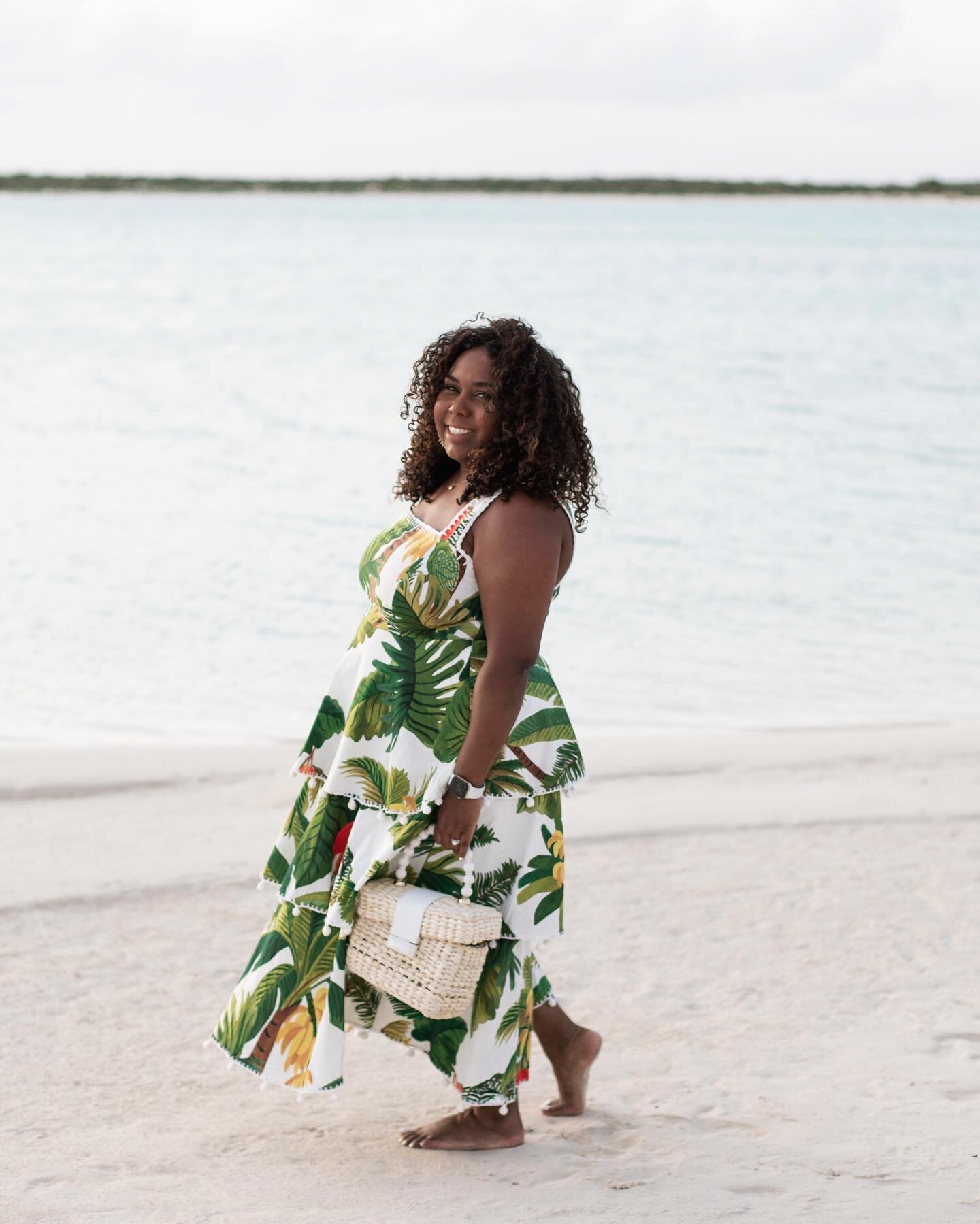 Please don&rsquo;t take my sunshine away ☀️

Loving this dress. Taking it with me to every tropical destination. 🌴🌴

#petiteplus #petitecurve #curvystyle #chiquitaygordita #travelstyle #turksandcaicos #southcaicos #sailrockresort #stylediary #afrol