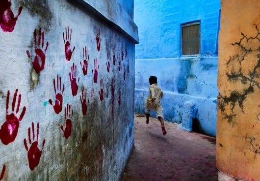 Steve McCurry's "Boy in mid-flight, Jodhpur"