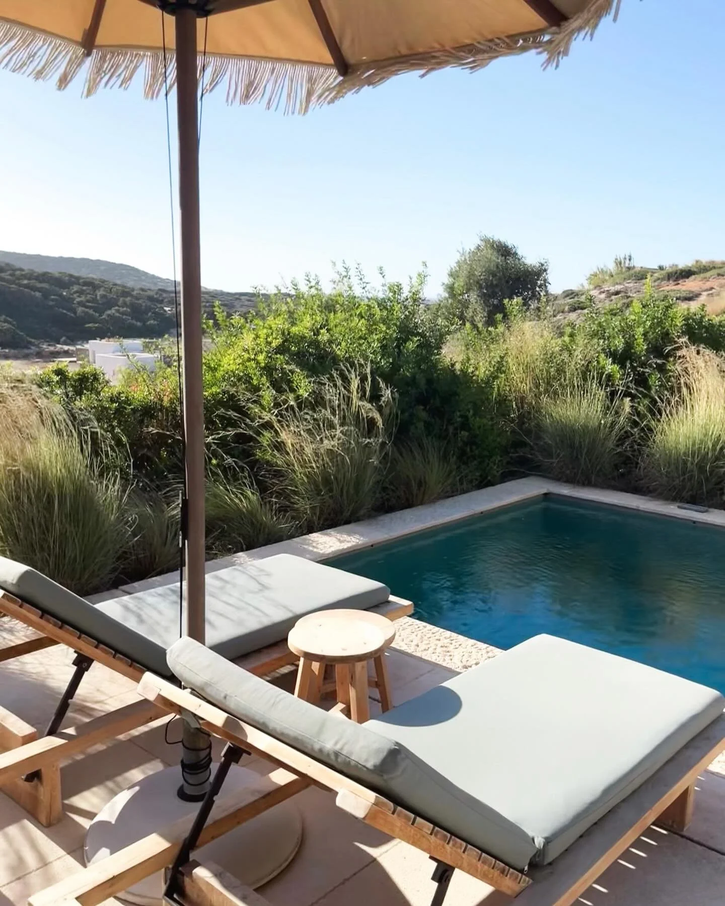 Sunny days and stunning sunsets @therooster.antiparos 🇬🇷 

This was the perfect place for a blissful week of reading, relaxing, healthy eating, hiking and clearing my busy mind.

My favourite bits:

💫 The privacy and space.  16 villas cascade down