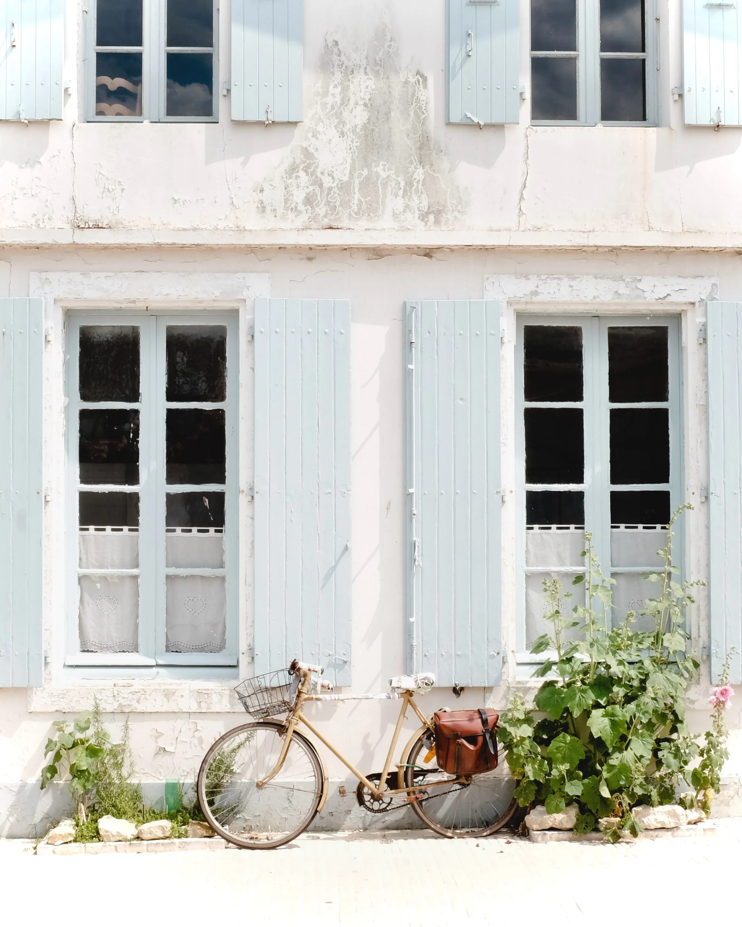 Snapshots of a few days on the delightful &Icirc;le de R&eacute; ✨

It&rsquo;s hard not to fall under the spell of this gorgeous island on France&rsquo;s Atlantic coast. Think pretty whitewashed villages, shutters in the softest shades, cobbled lanes