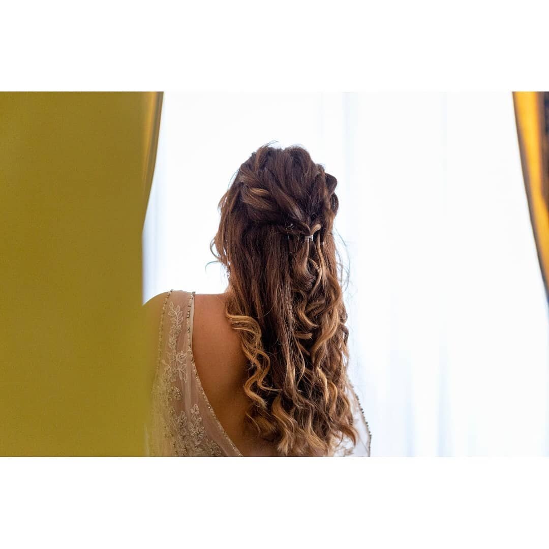 Onde su bianco
Waves on white
.
.
.
.
@teahairstylist
#beauty #boda #weddingday #italyweddingphotographer #matrimonio #sposa #bride #italianwedding #italianweddingphotographer #bergamo #bergamoalta
#hairstyle #halfupdo