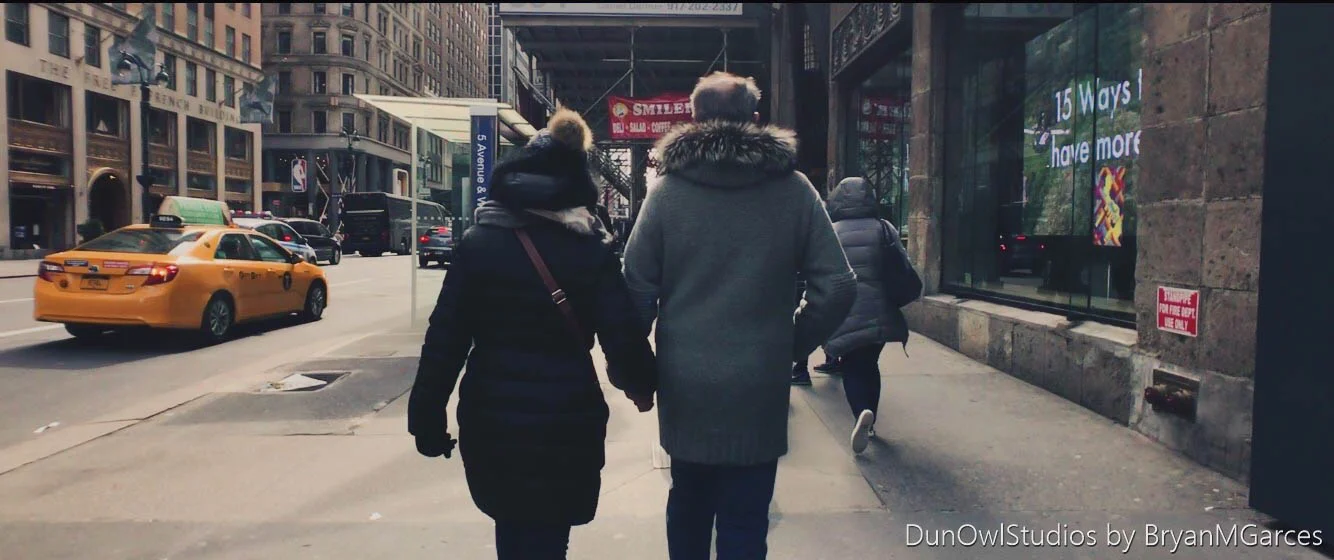 People of New York walking down Manhatan 47th Street - New York