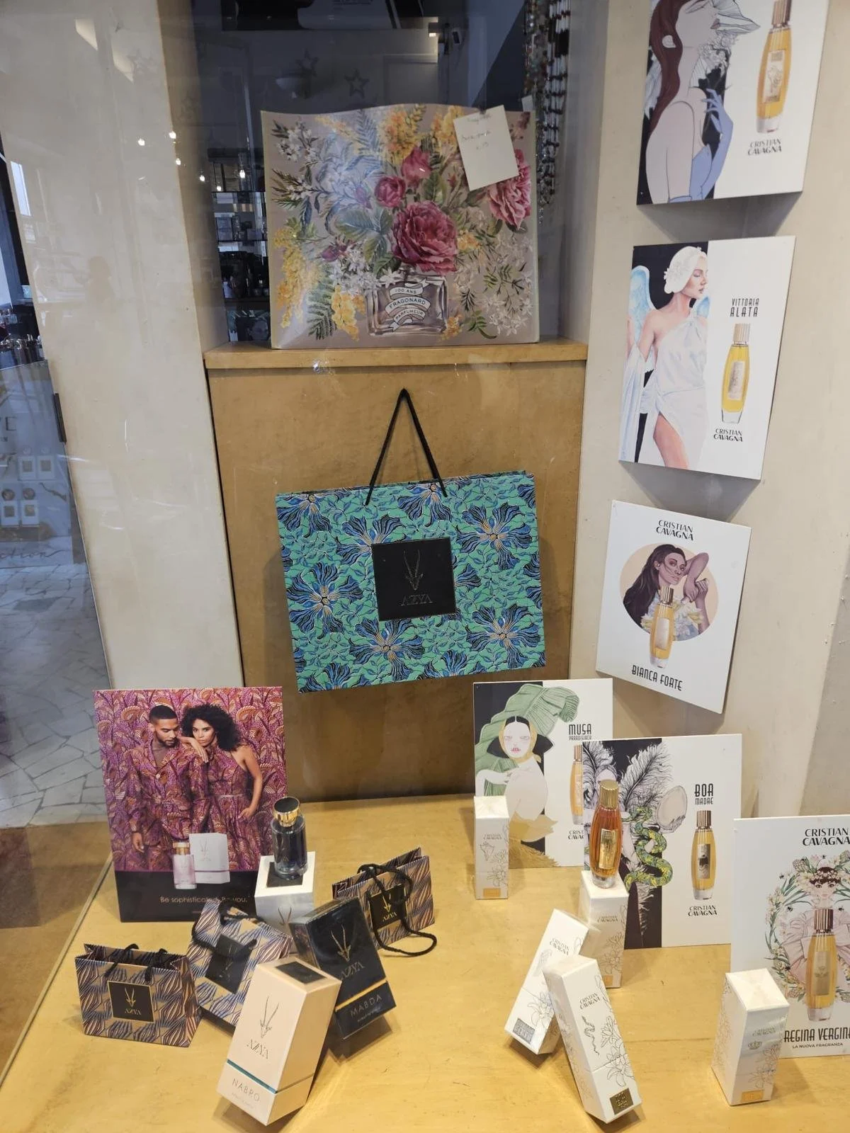 Le vetrine di Esedra — selezione di fragranze e accessori