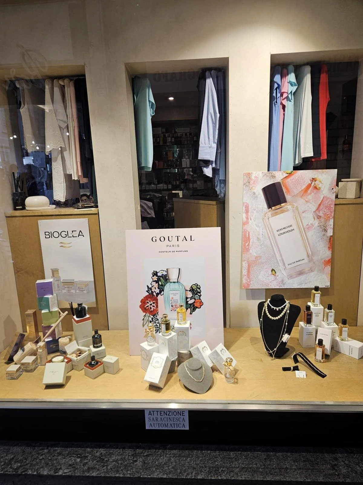 Fragranze e cosmetici nella vetrina di Esedra