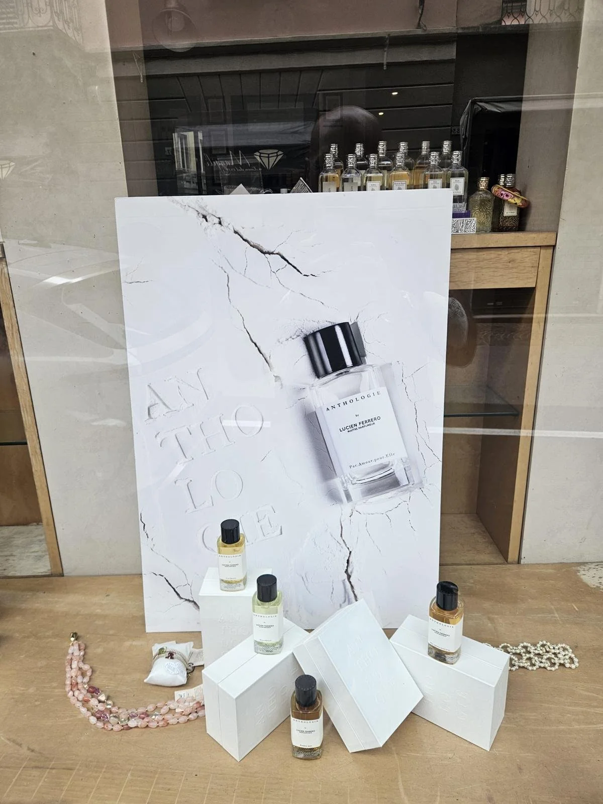 Lorenzo Pazzaglia: profumi in vetrina