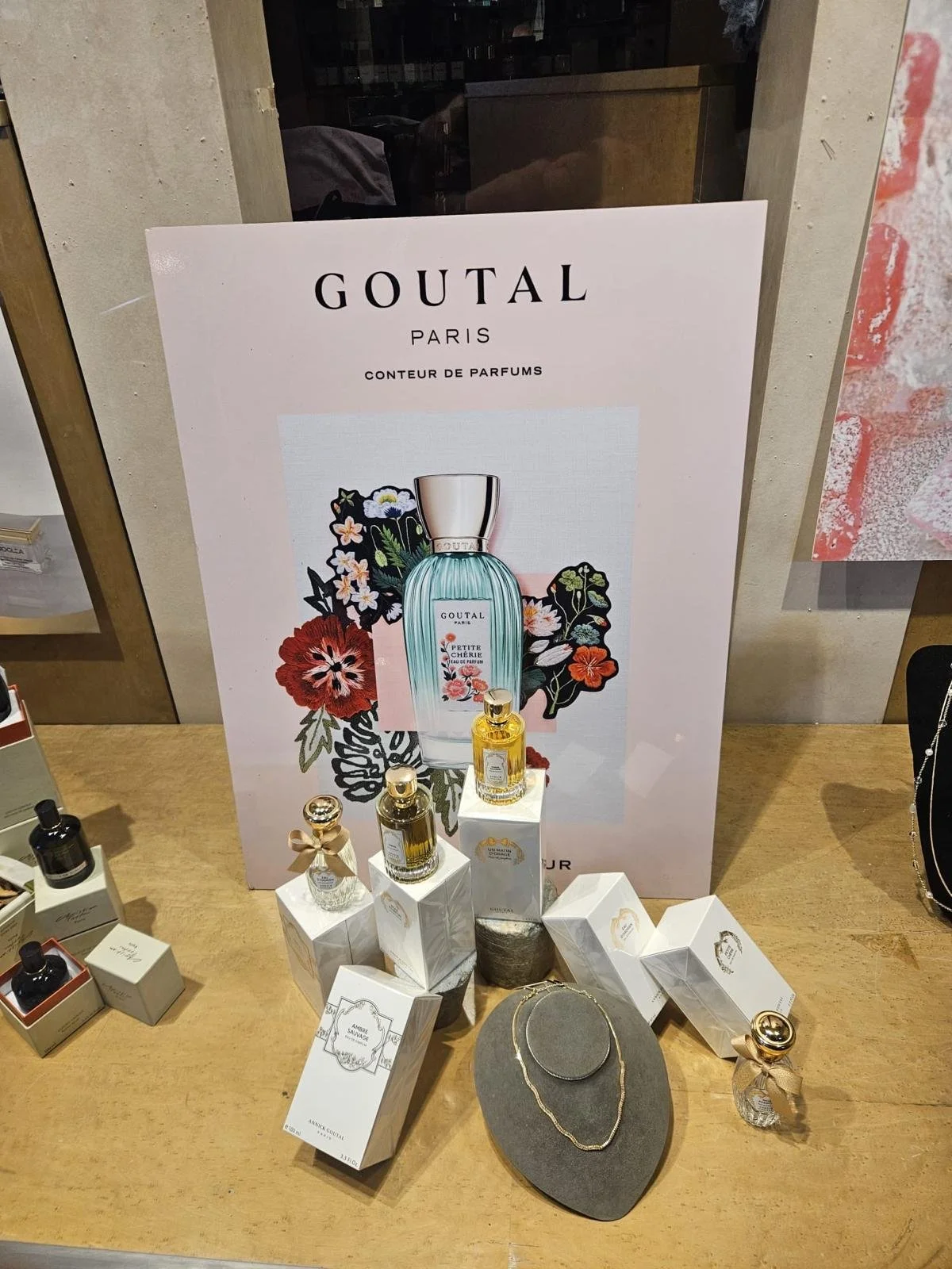 Goutal: un dettaglio della vetrina