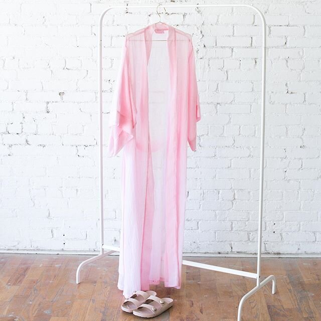 Double tap if you like a good robe that doubles as a beach cover up. 👏🏼 our robe is made in a gauze cotton that is perfect for post beach dips.
.
.
.
#madeinbrooklyn #laurengabrielson #summer2020 #brooklyndesigner